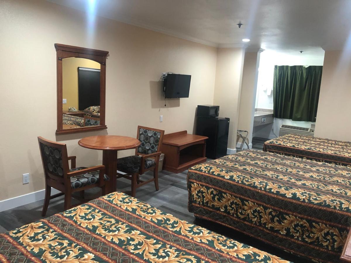 Queen Room with Three Queen Beds,1007699437:JPEG