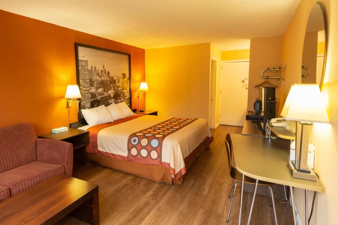 Deluxe King Room - Non-Smoking