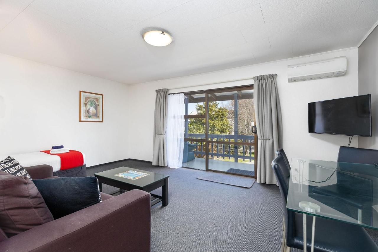 One-Bedroom Apartment,1023491863:JPEG