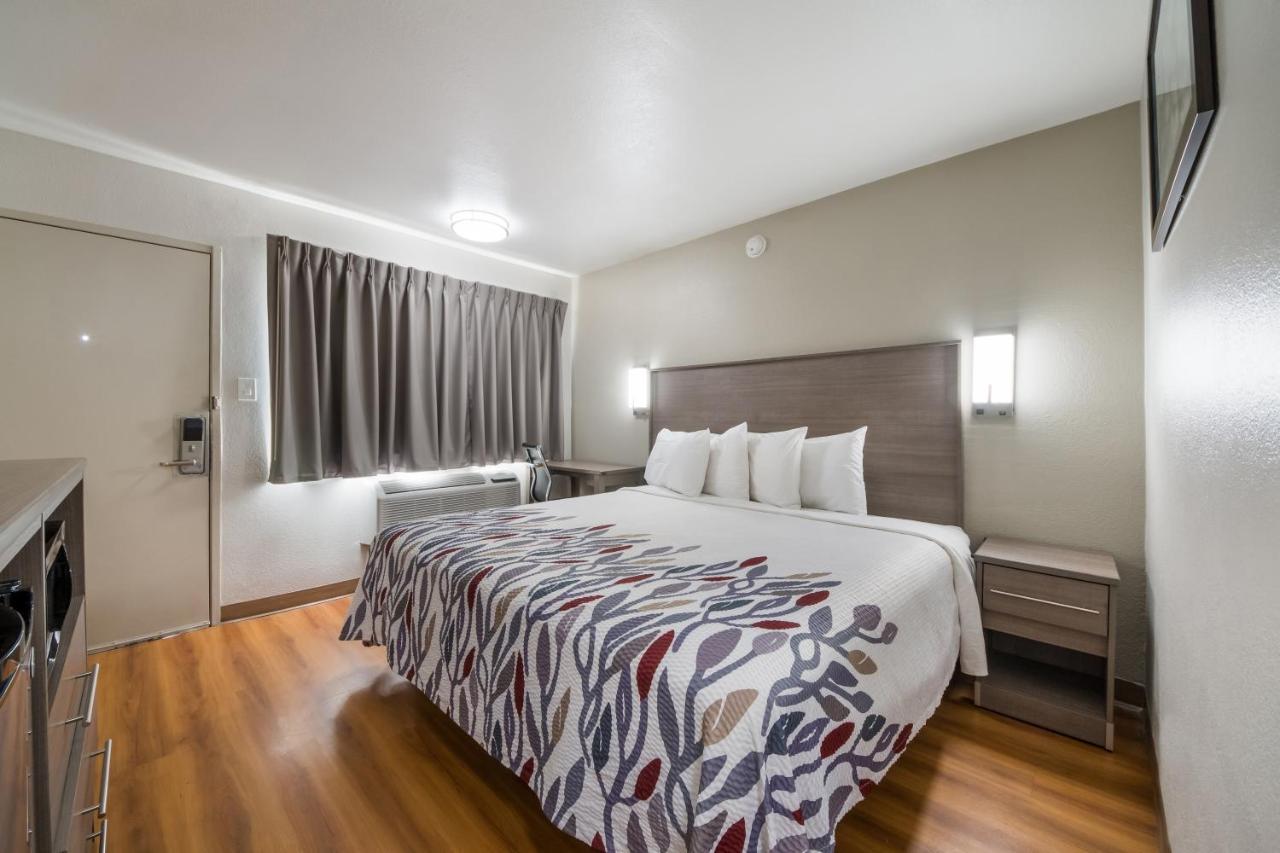 Deluxe King Room – Disability Access/Roll-In Shower Non-Smoking