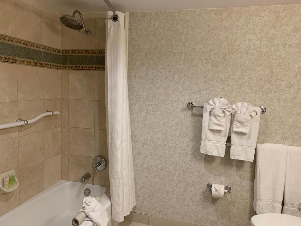 Habitación con cama extragrande y balcón