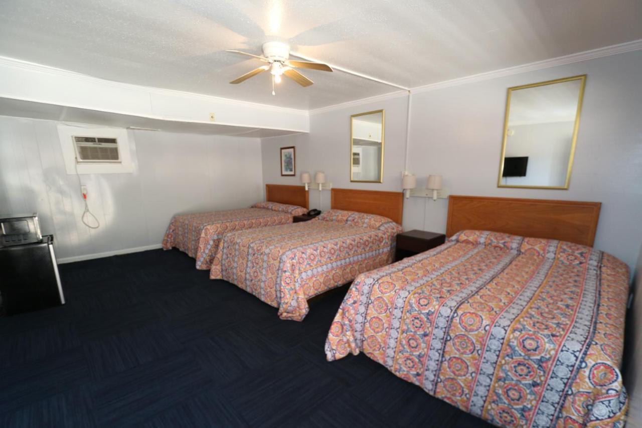Basic Triple Room with Shared Bathroom