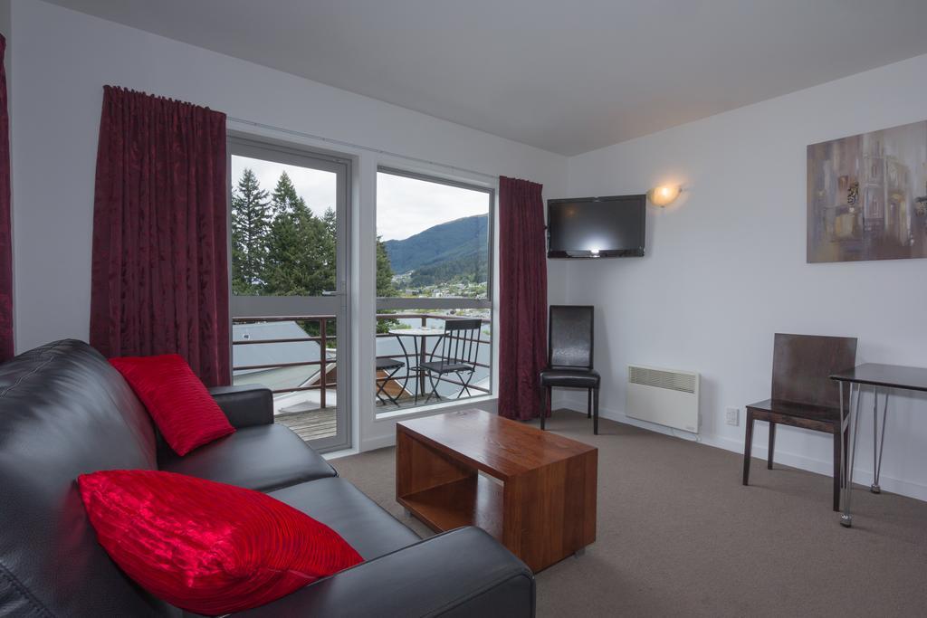 Executive One-Bedroom Apartment with Lake View,692621529:JPEG