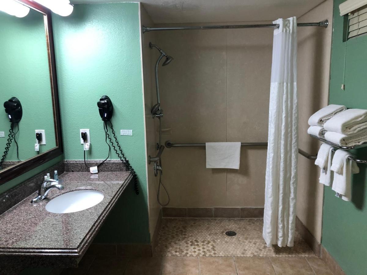 Accessible Room 2 Queen Beds Roll Shower Non-Smoking