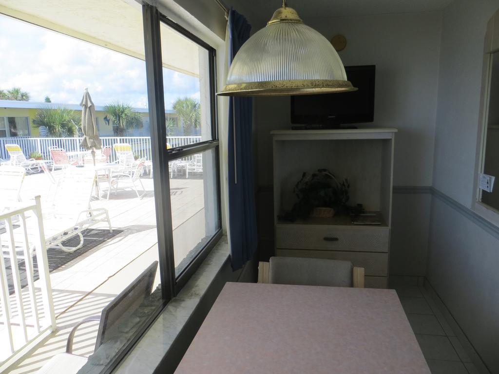 Standard Room with One Queen Bed