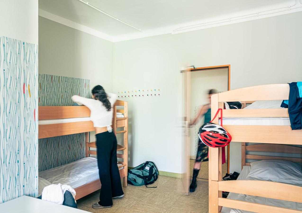Lit Simple dans un Dortoir pour Femmes de 6 Lits avec Salle de Bains Commune