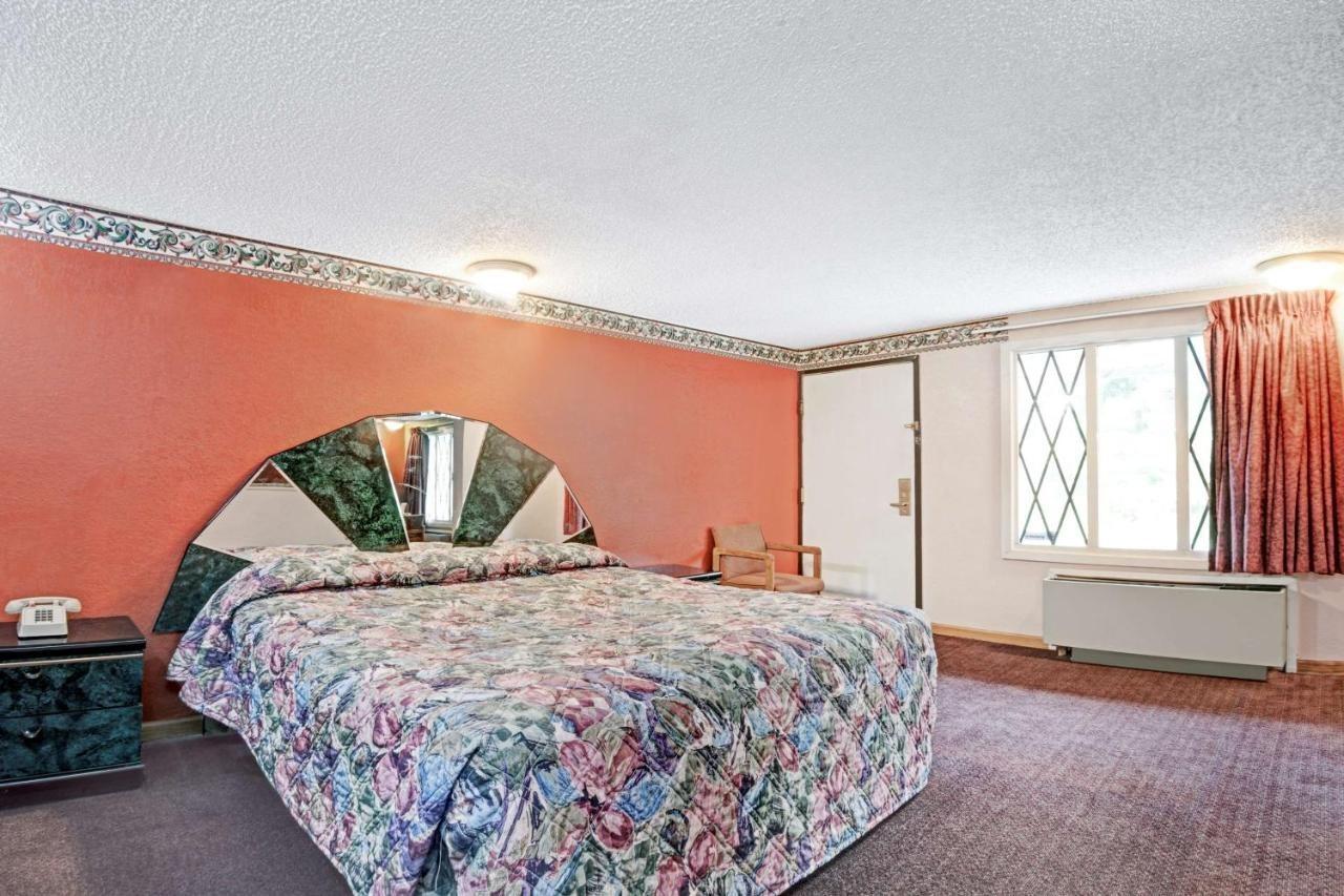 Queen Room with Hot Tub