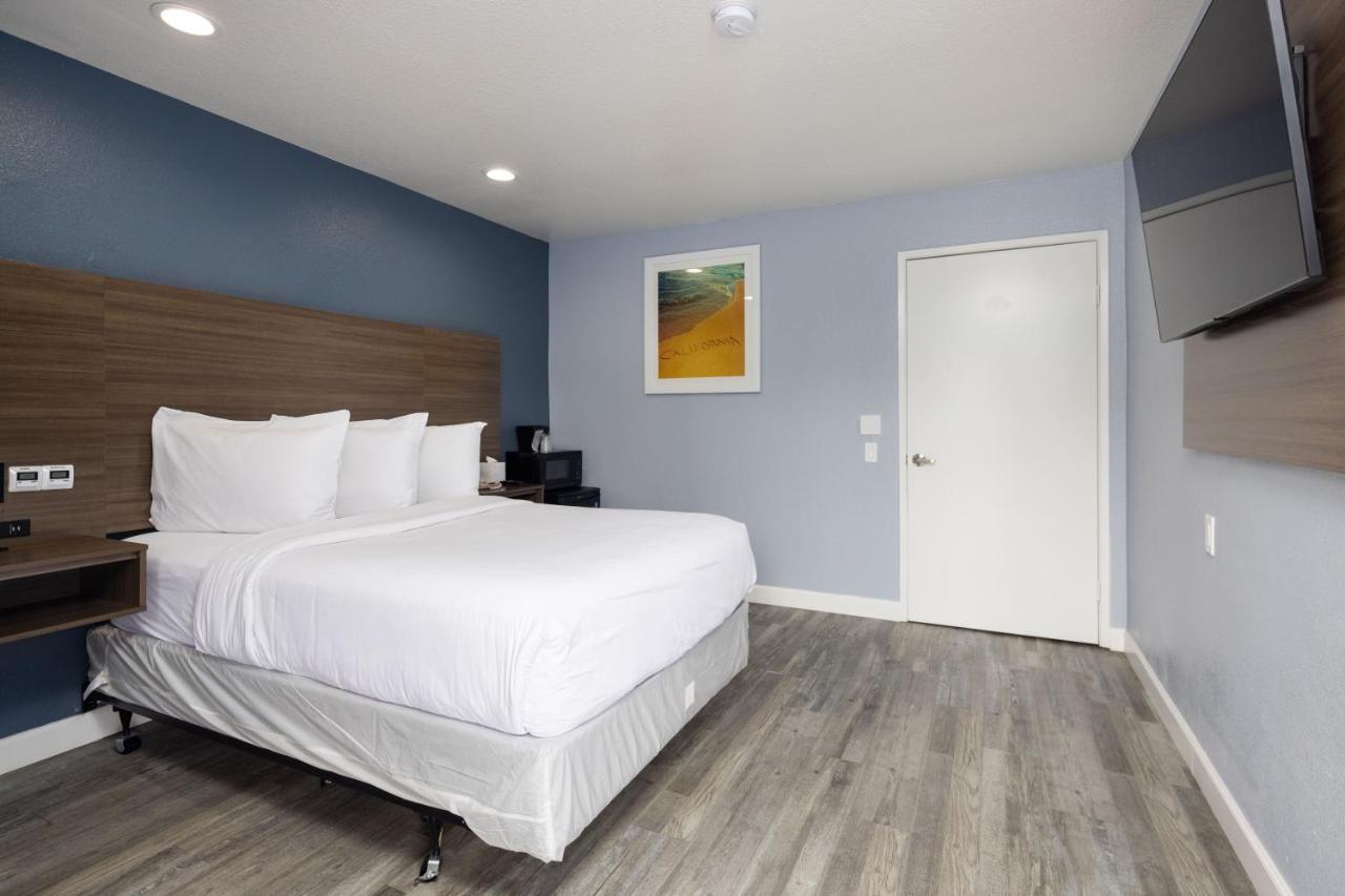 Double Room with Bathtub w/Grab Bars - Mobility Accessible/Non-Smoking