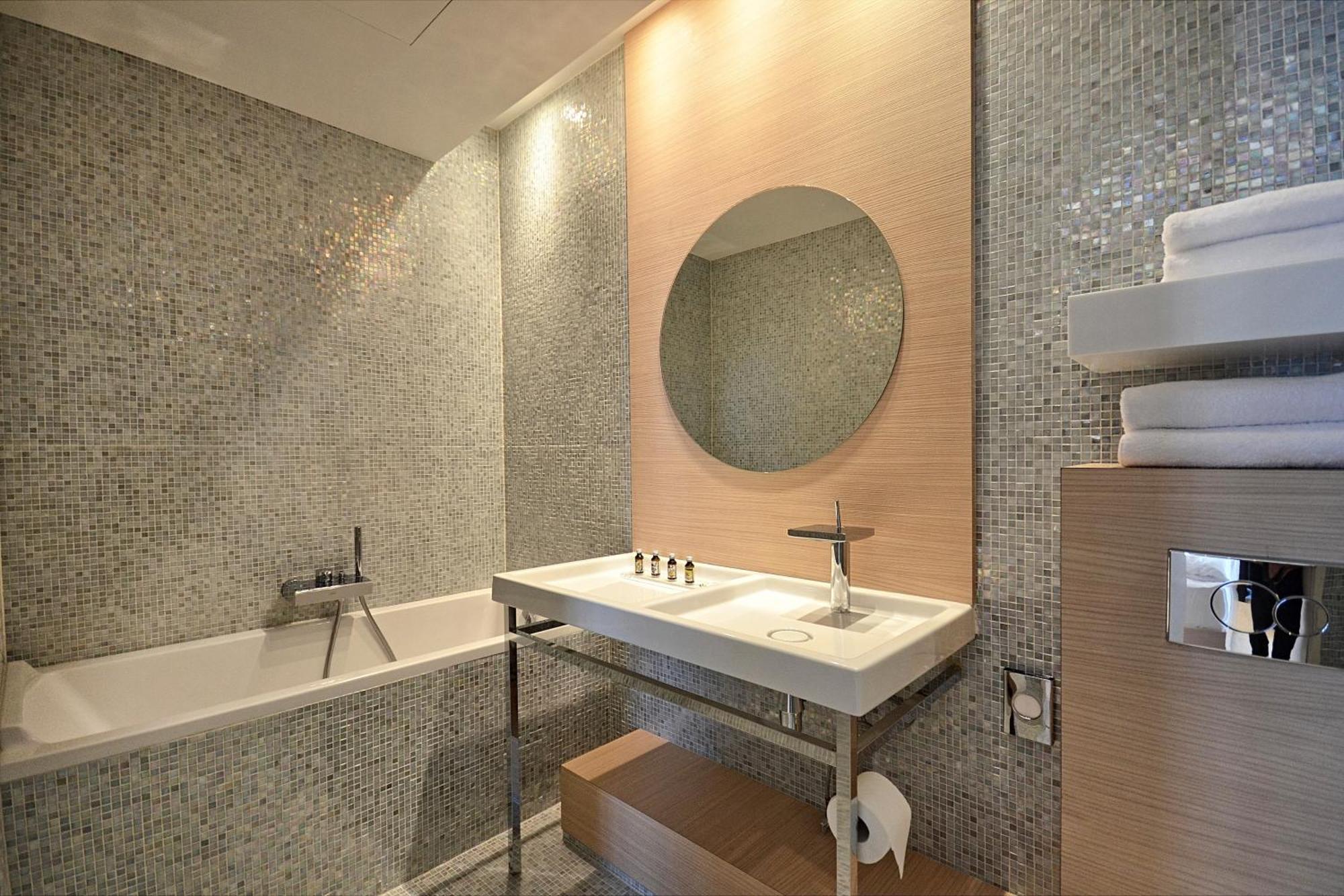 Suite,1439887177:JPEG