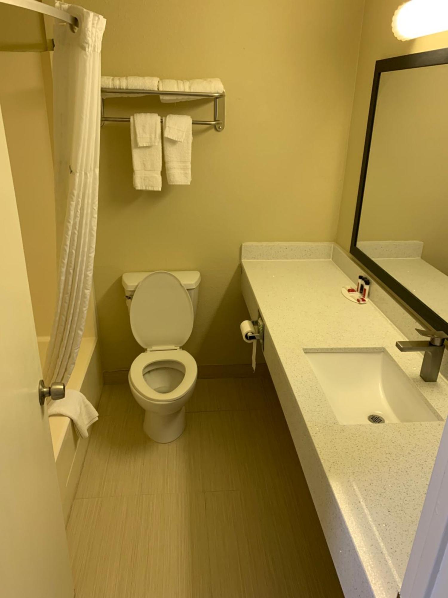 Queen Room Bath Tub Mobility Accessible or Non-Smoking,1765336609:JPEG