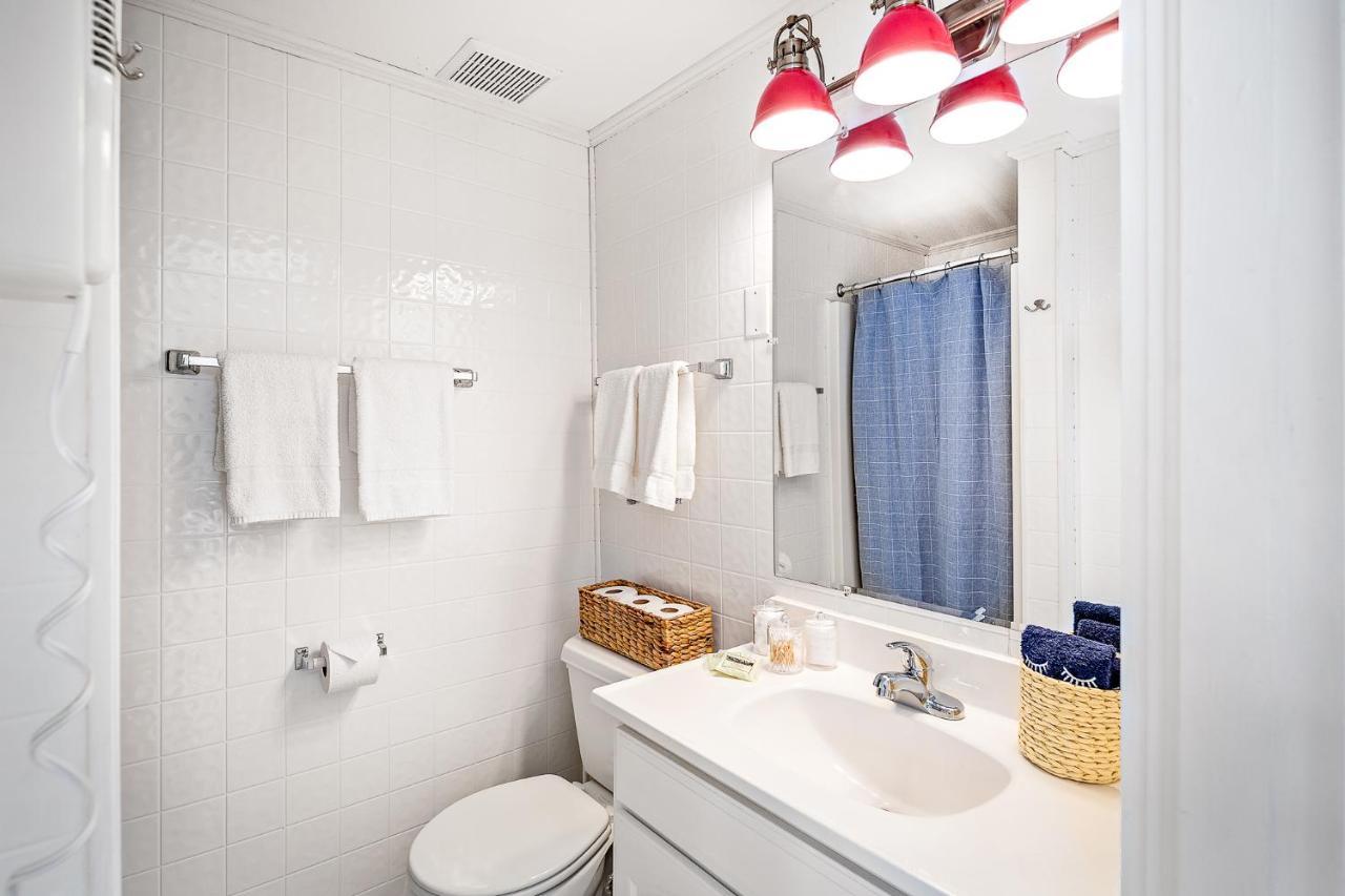 Queen Room with Full Bathroom