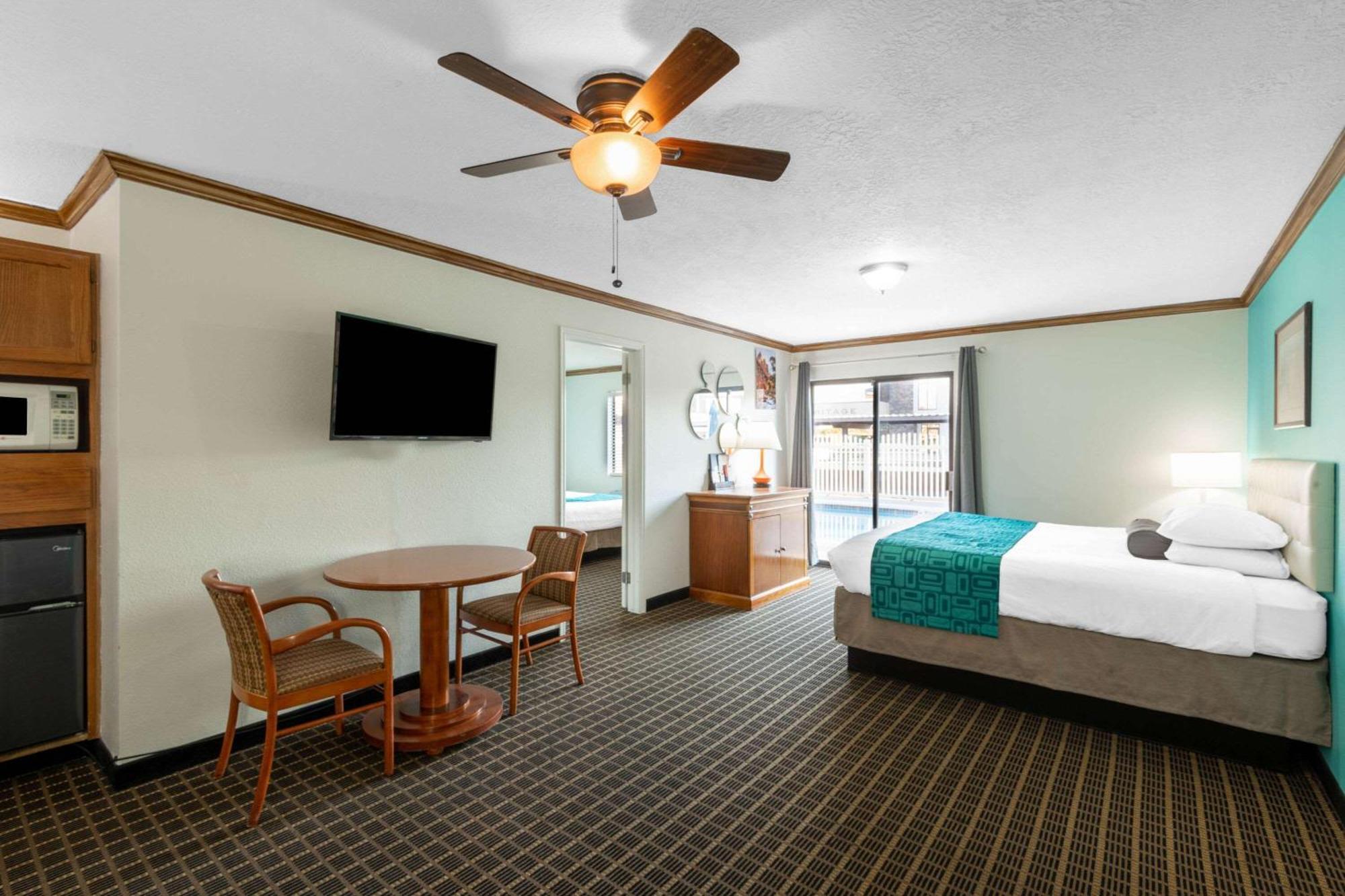 One Bedroom Suite with 2 Queen Beds and 1 King Bed, Non-Smoking,1276011571:JPEG
