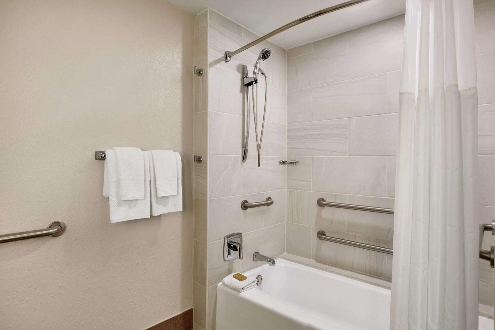 Habitación con cama extragrande y bañera - adaptada para personas de movilidad reducida