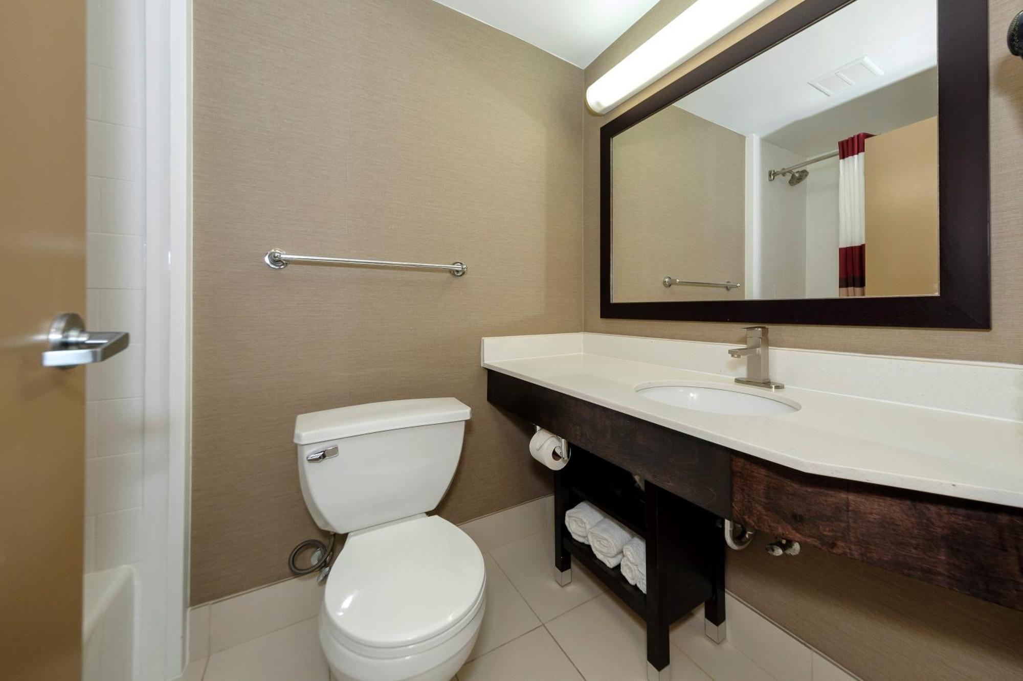 Suite Queen Room with Two Queen Beds with Lake View Non-Smoking,1276681072:JPEG