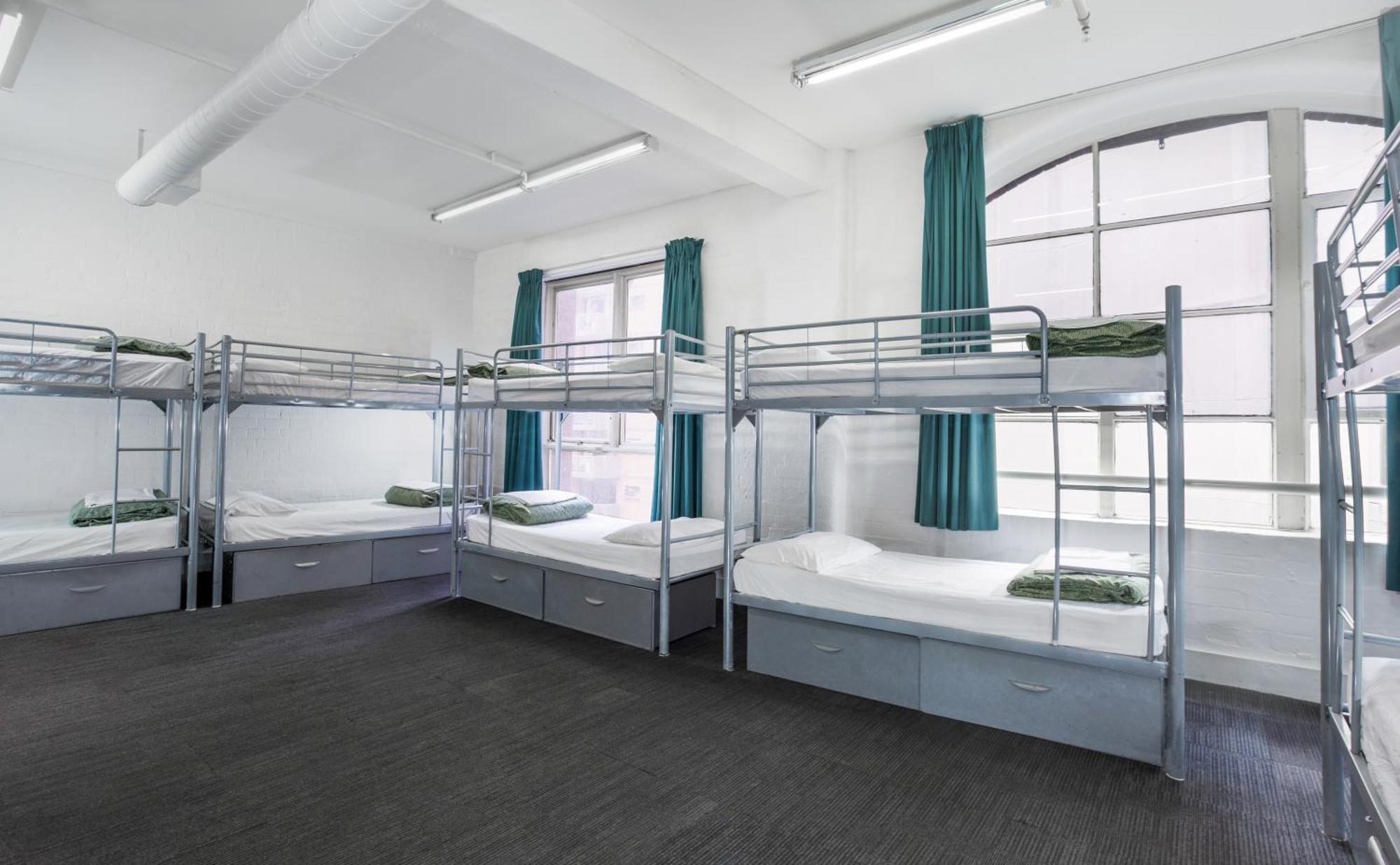 Cama en habitción compartida mixta de 10 camas con baño compartido