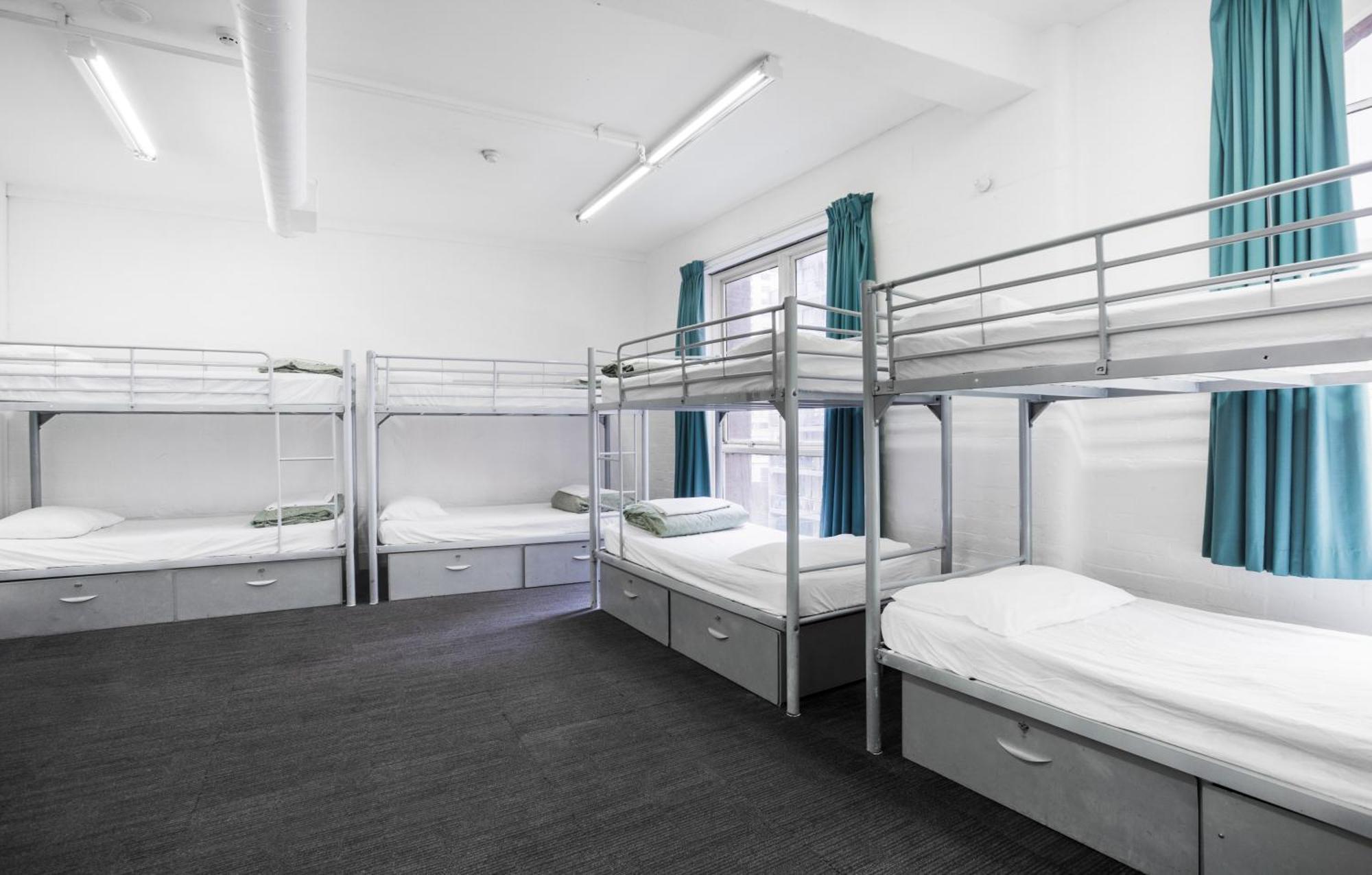 Cama en habitación compartida mixta de 8 camas con baño compartido