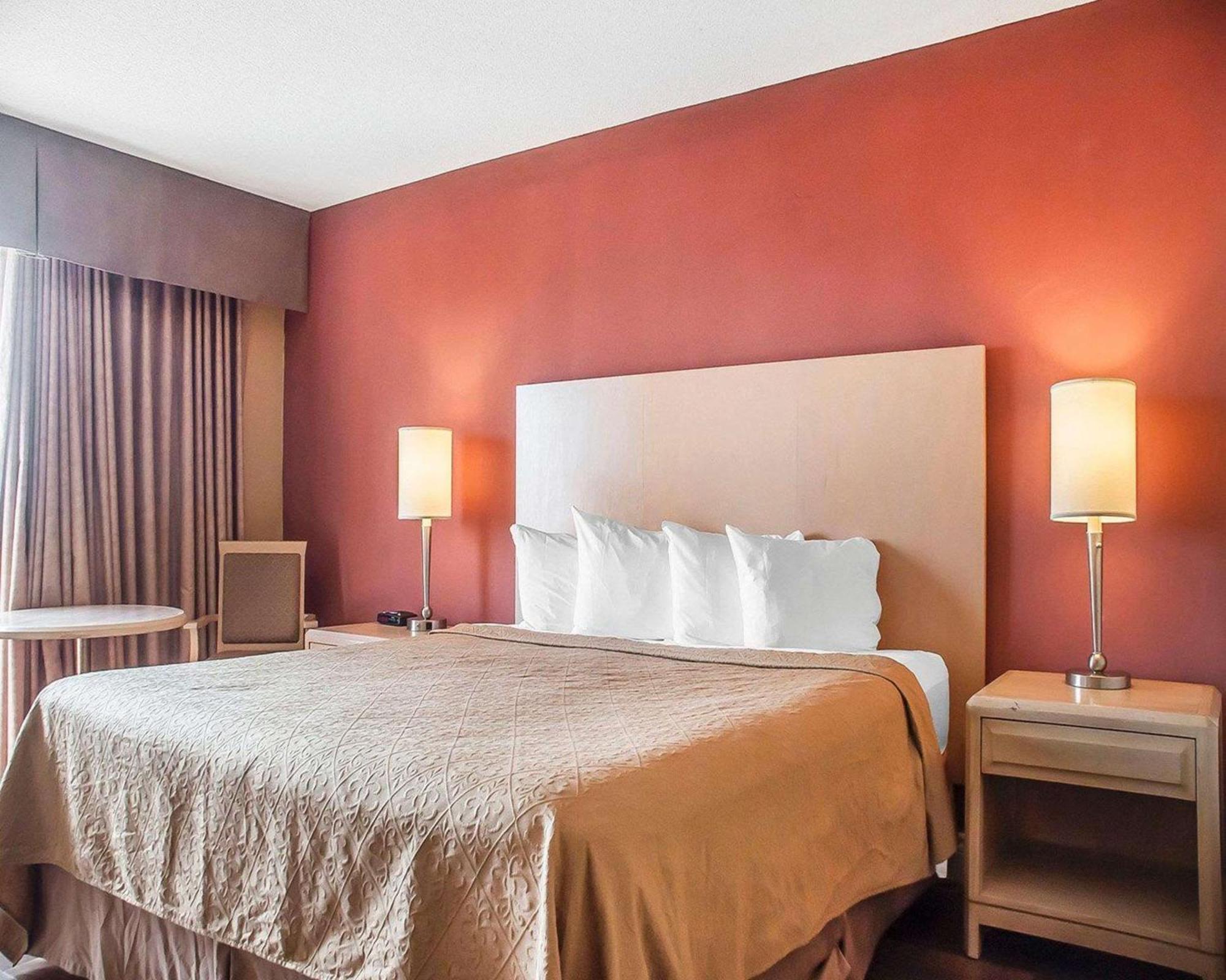 Zimmer mit Kingsize-Bett
