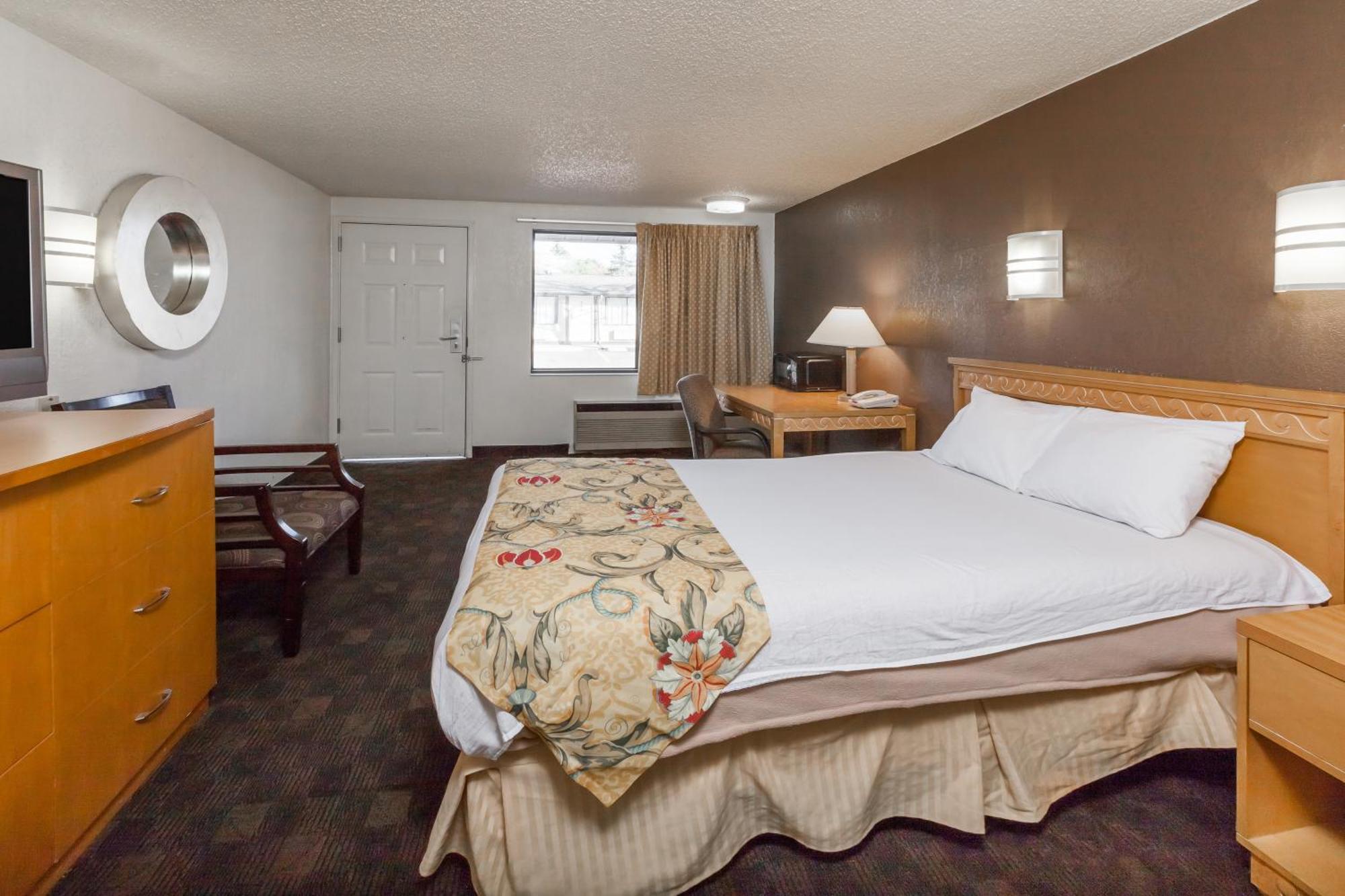 Double Room with Roll-In Shower - Disability Access