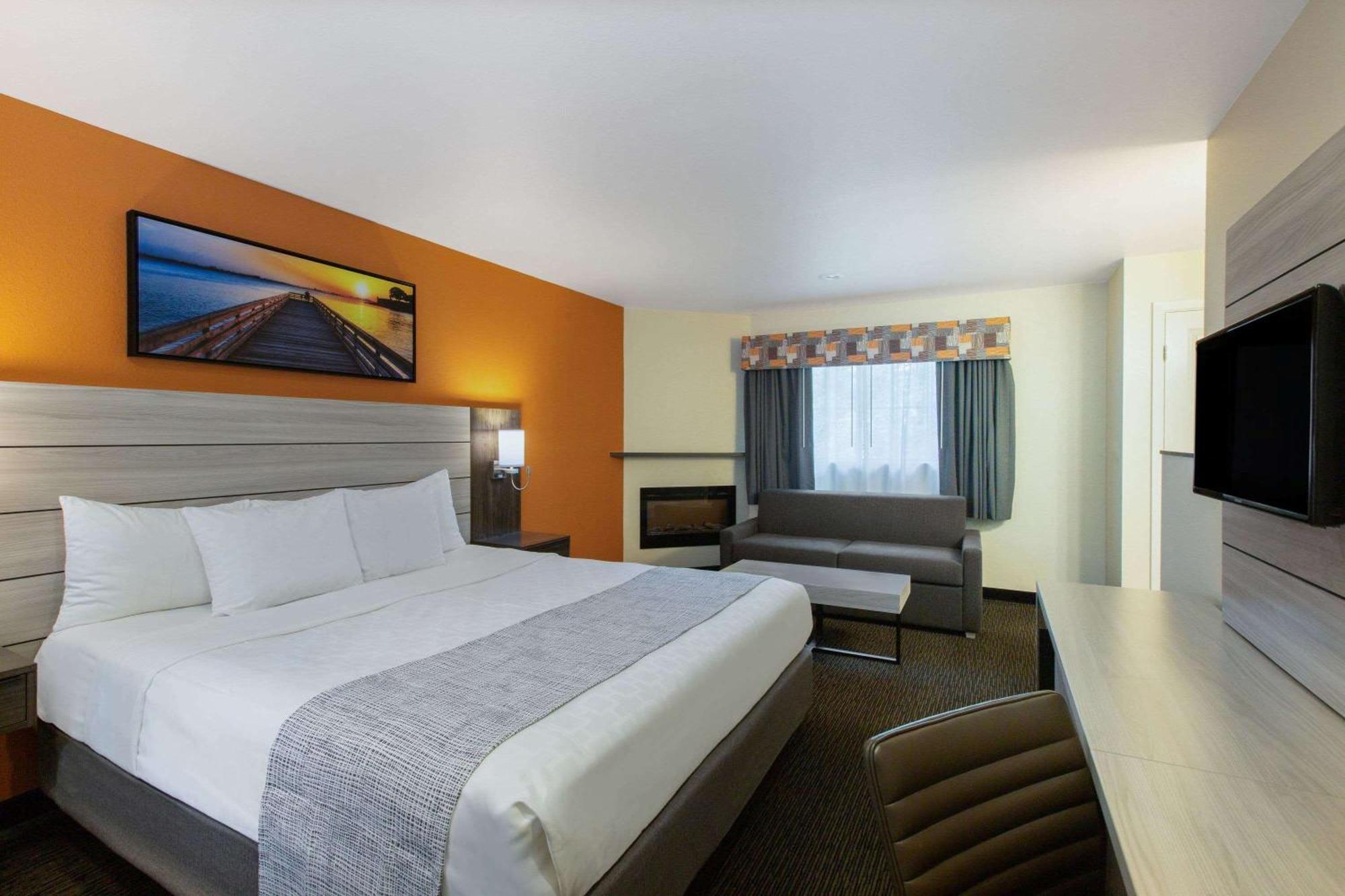 Deluxe Zimmer mit Kingsize-Bett und Kamin