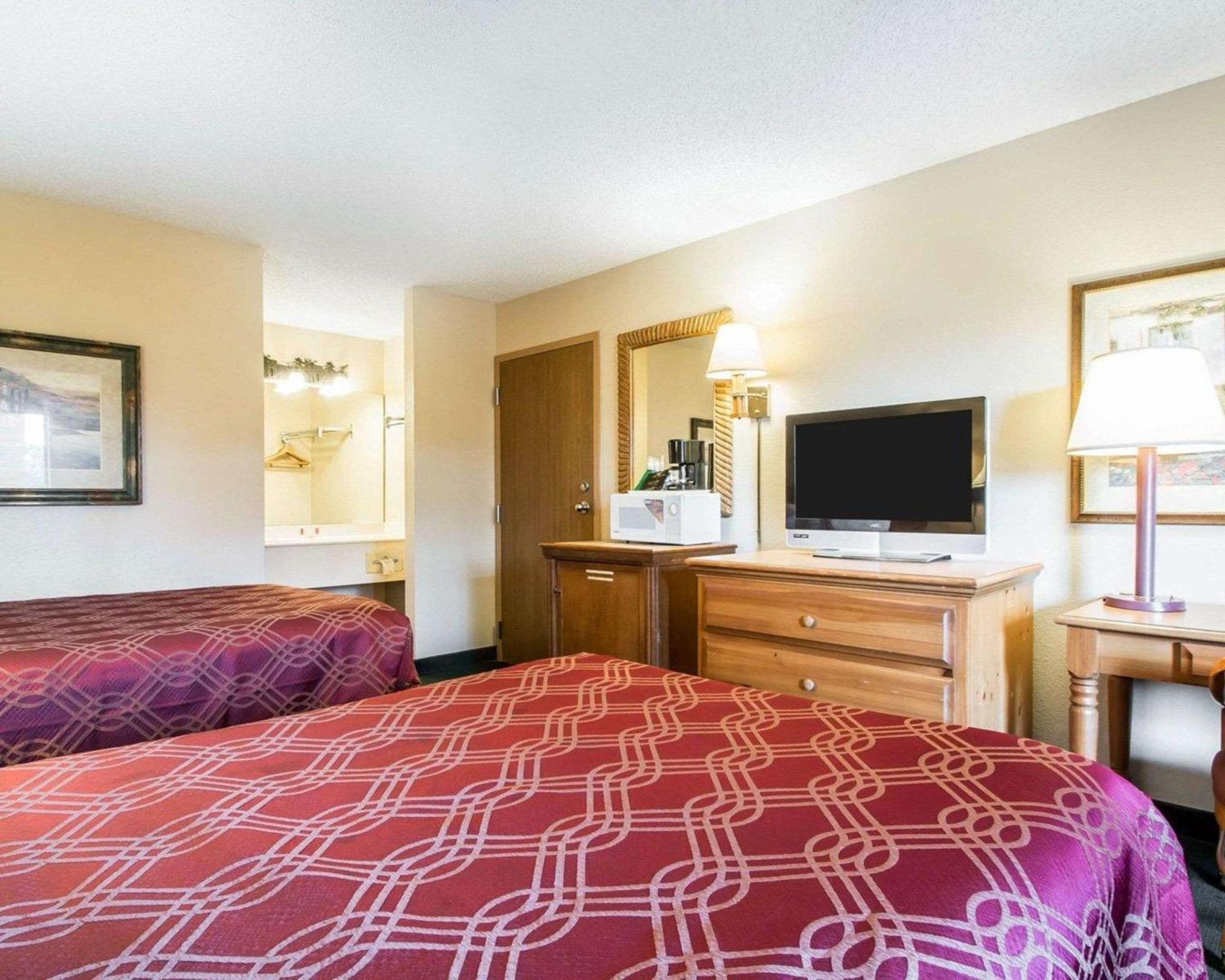 Queen Room - Accessible/Nonsmoking