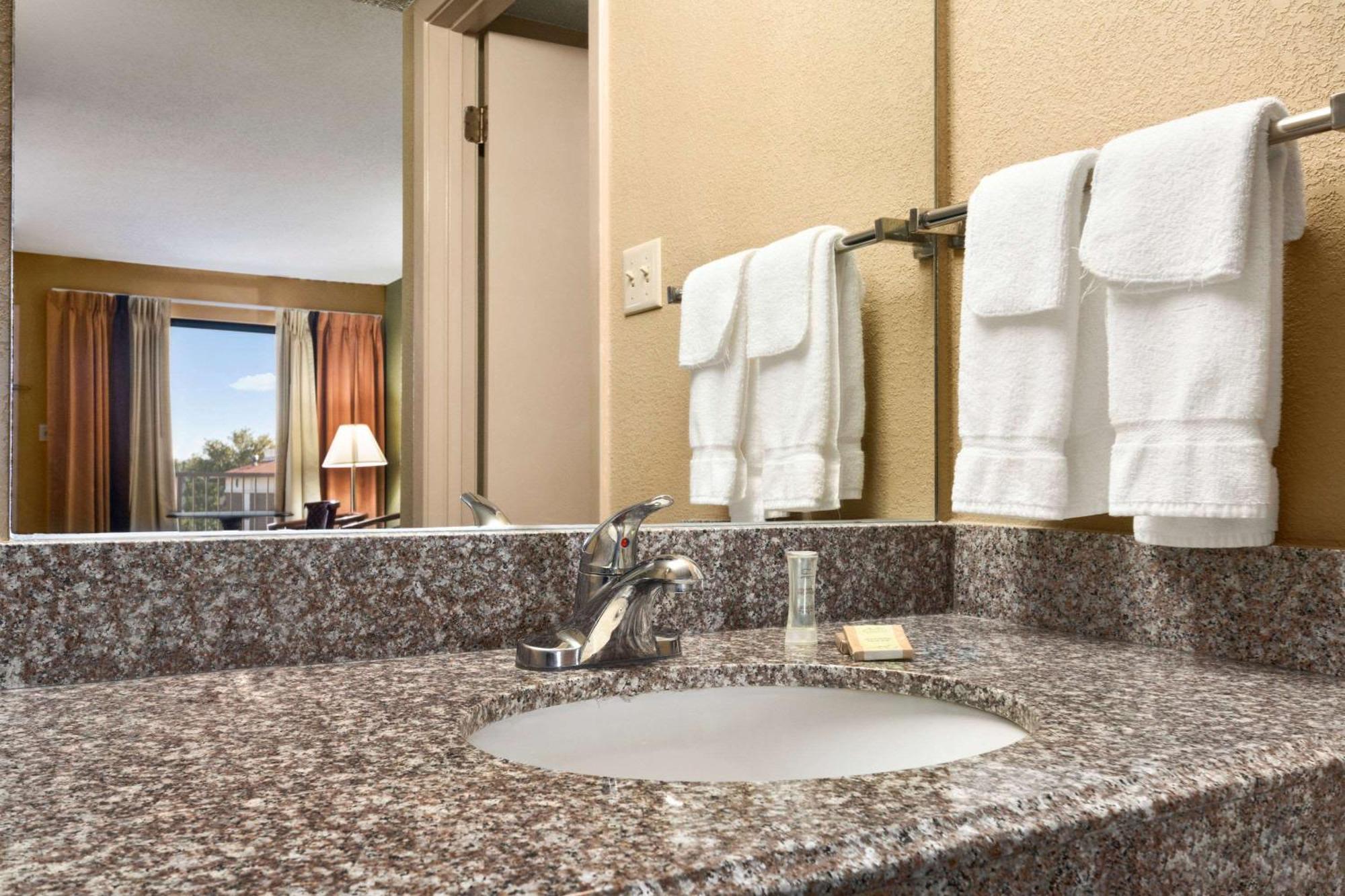 King Room - Smoking,1281248497:JPEG