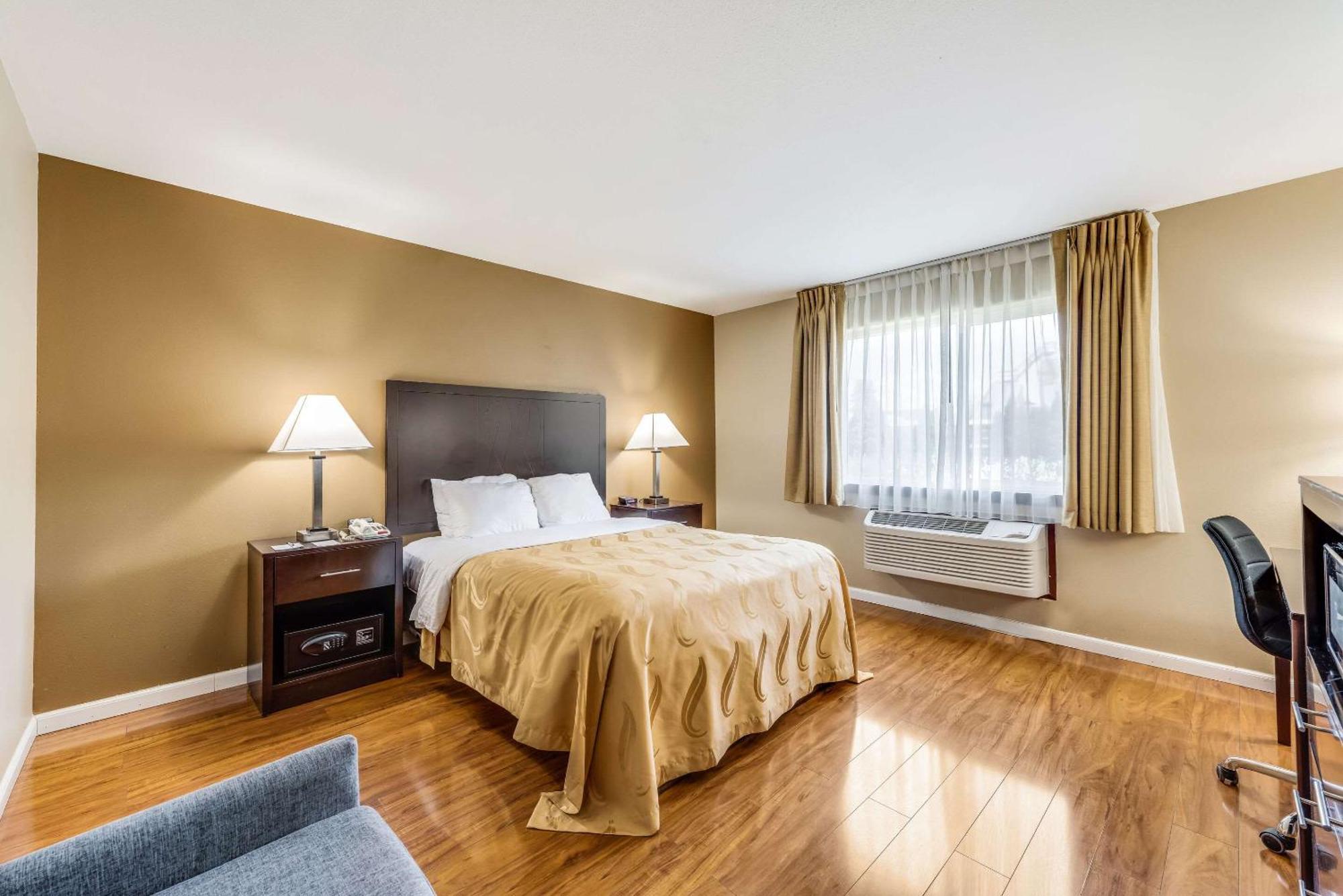 Queen Room Pet Friendly - Accessible/Non Smoking