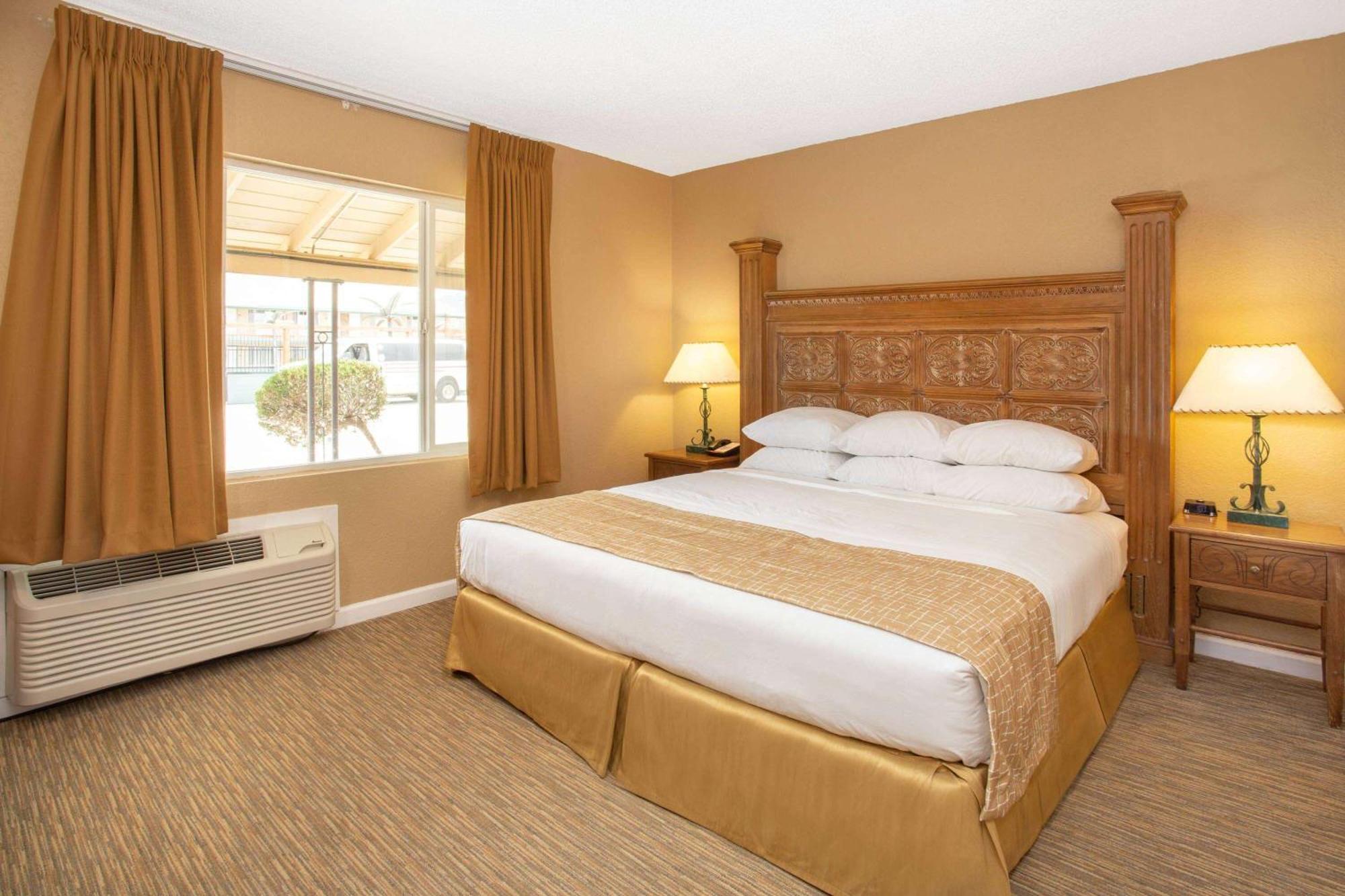 King Room with Roll-in Shower - Mobility Access/Non-Smoking,1284661117:JPEG