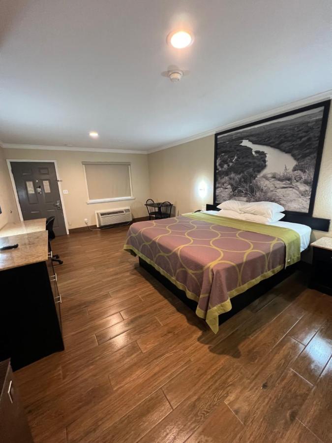 King Room - Smoking,1288256884:JPEG