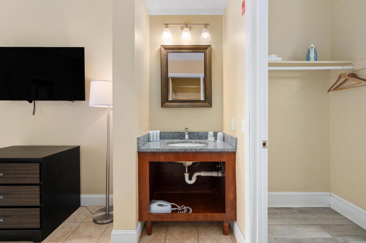 Queen Suite Two Queen Beds Street View No Pets Allowed