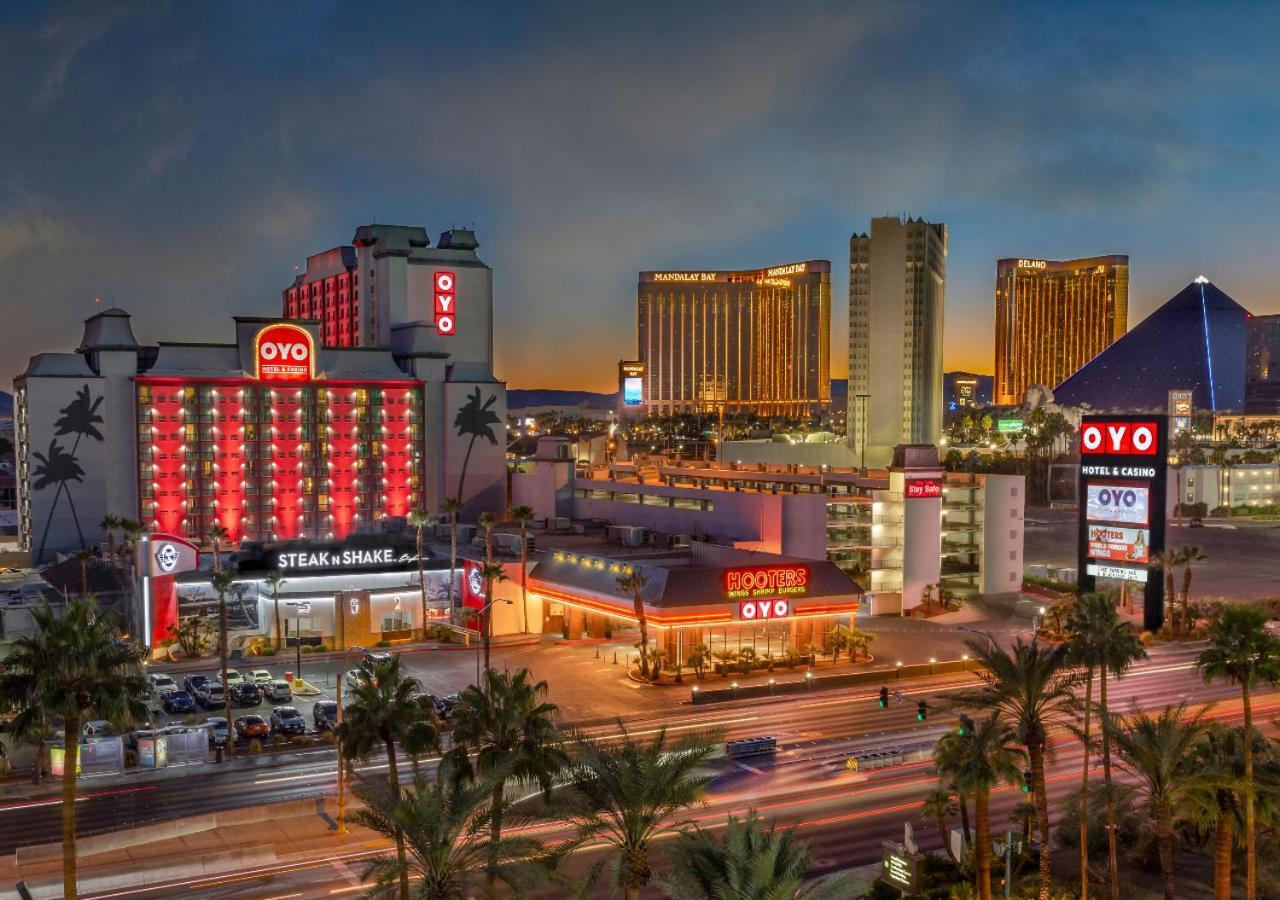 Habitación con cama extragrande para fumadores con vistas a The Strip + 5 $ en tragaperras y 10 $ en mesas de juego GRATIS