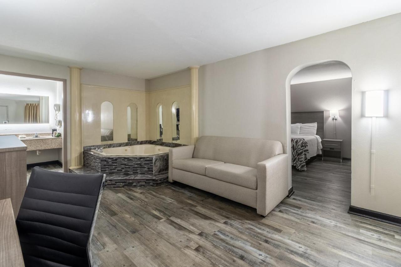 Suite King with Spa Bath Non-Smoking,1333193693:JPEG