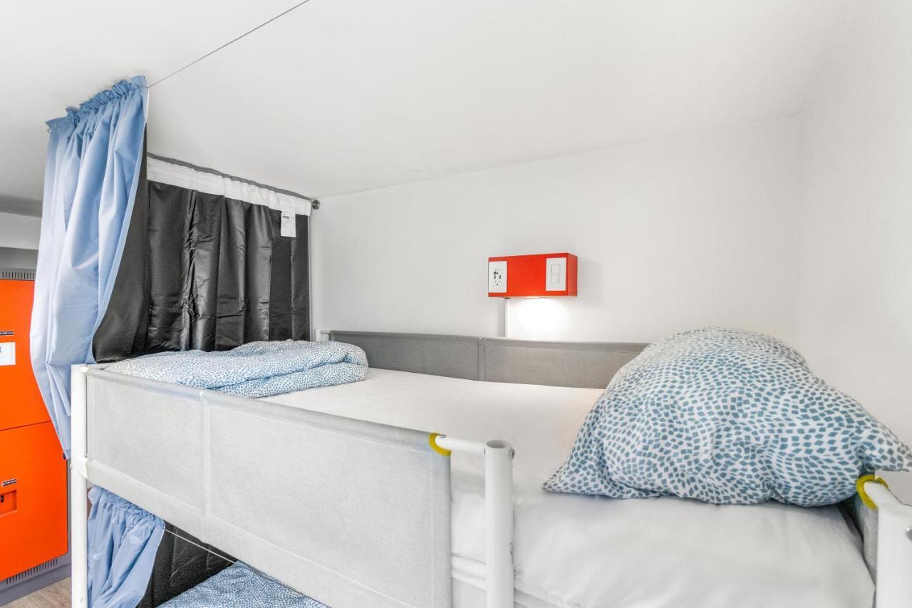 Cama en habitación femenina compartida de 4 camas