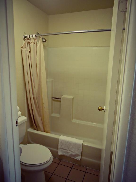Queen Room with Twin Bed
