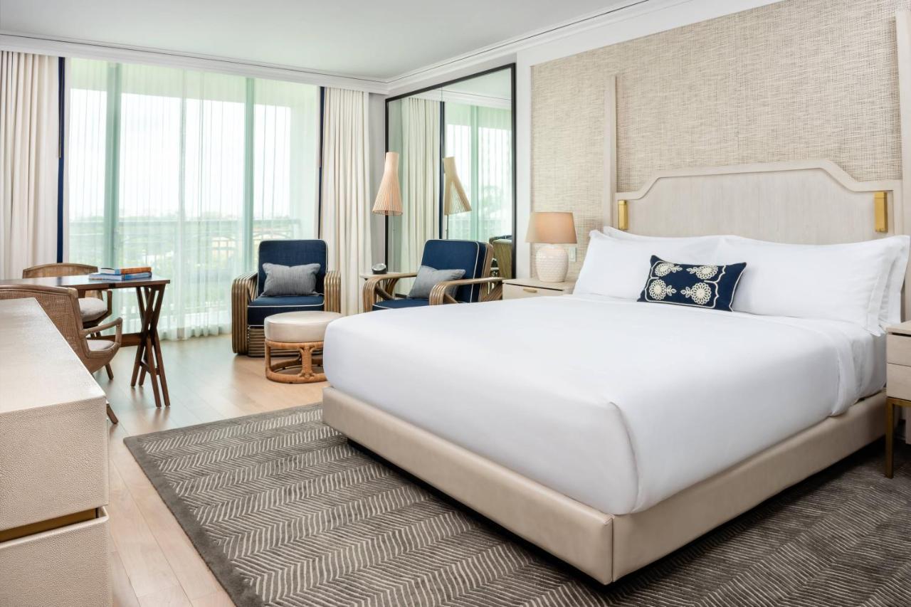 Habitación con cama extragrande y vistas a la ciudad