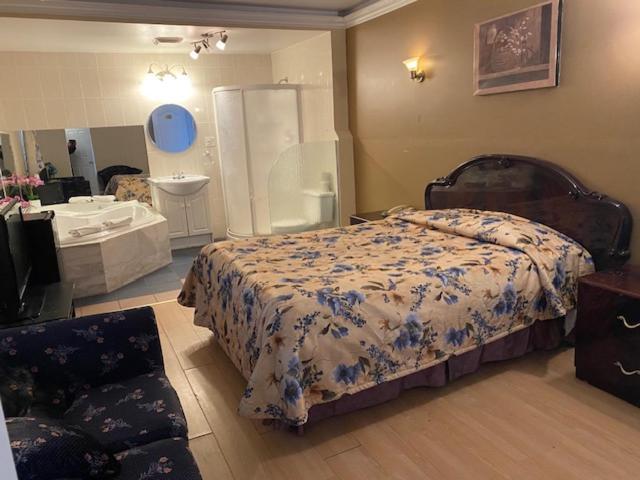 Suite con bañera de hidromasaje y cama grande