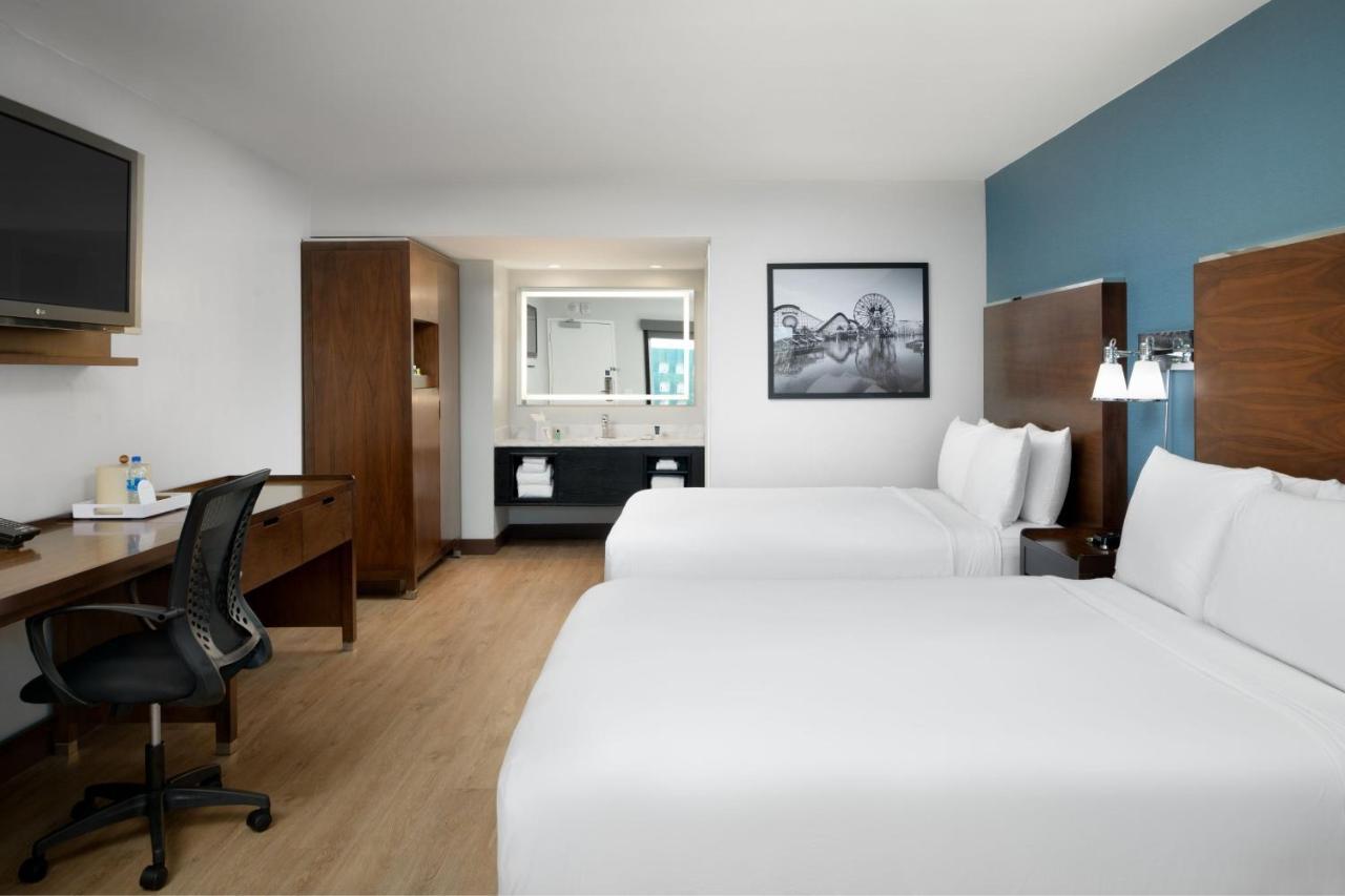 Kamer met 2 Queensize Bedden en Uitzicht op het Zwembad