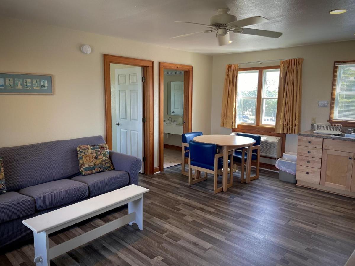 Queen Suite Pool View