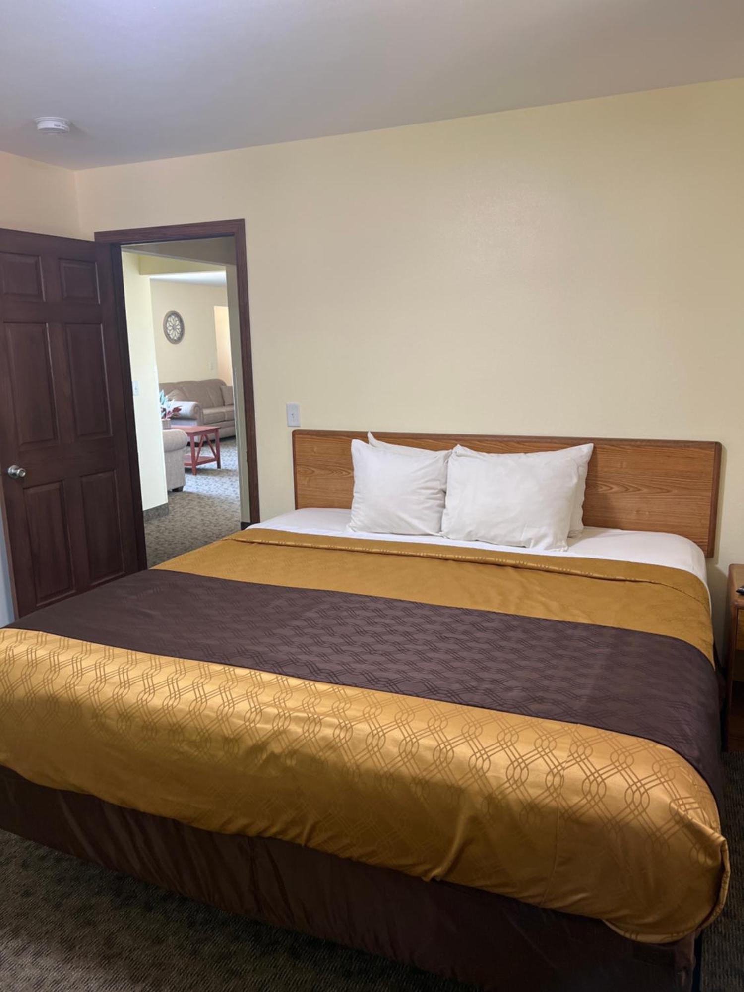 Three-Bedroom House,1415663721:JPEG