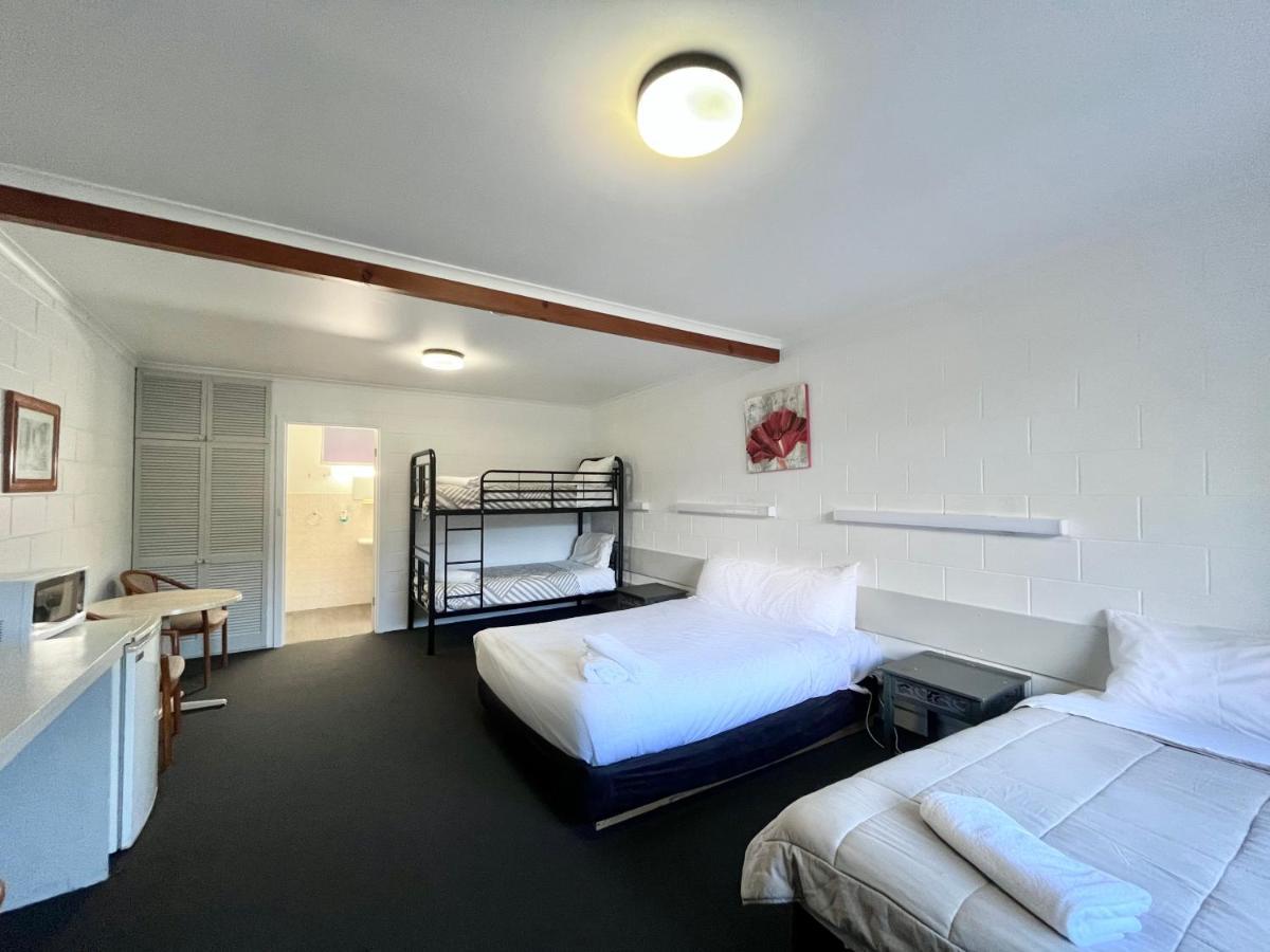 Family Motel Room for 5 Guests,1421301102:JPEG