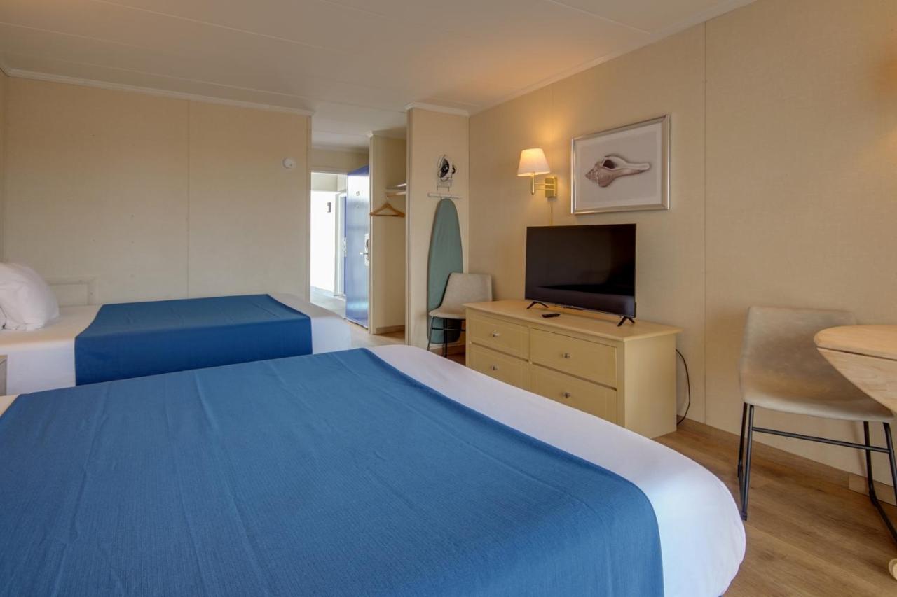 Tower 1 Poolside Room