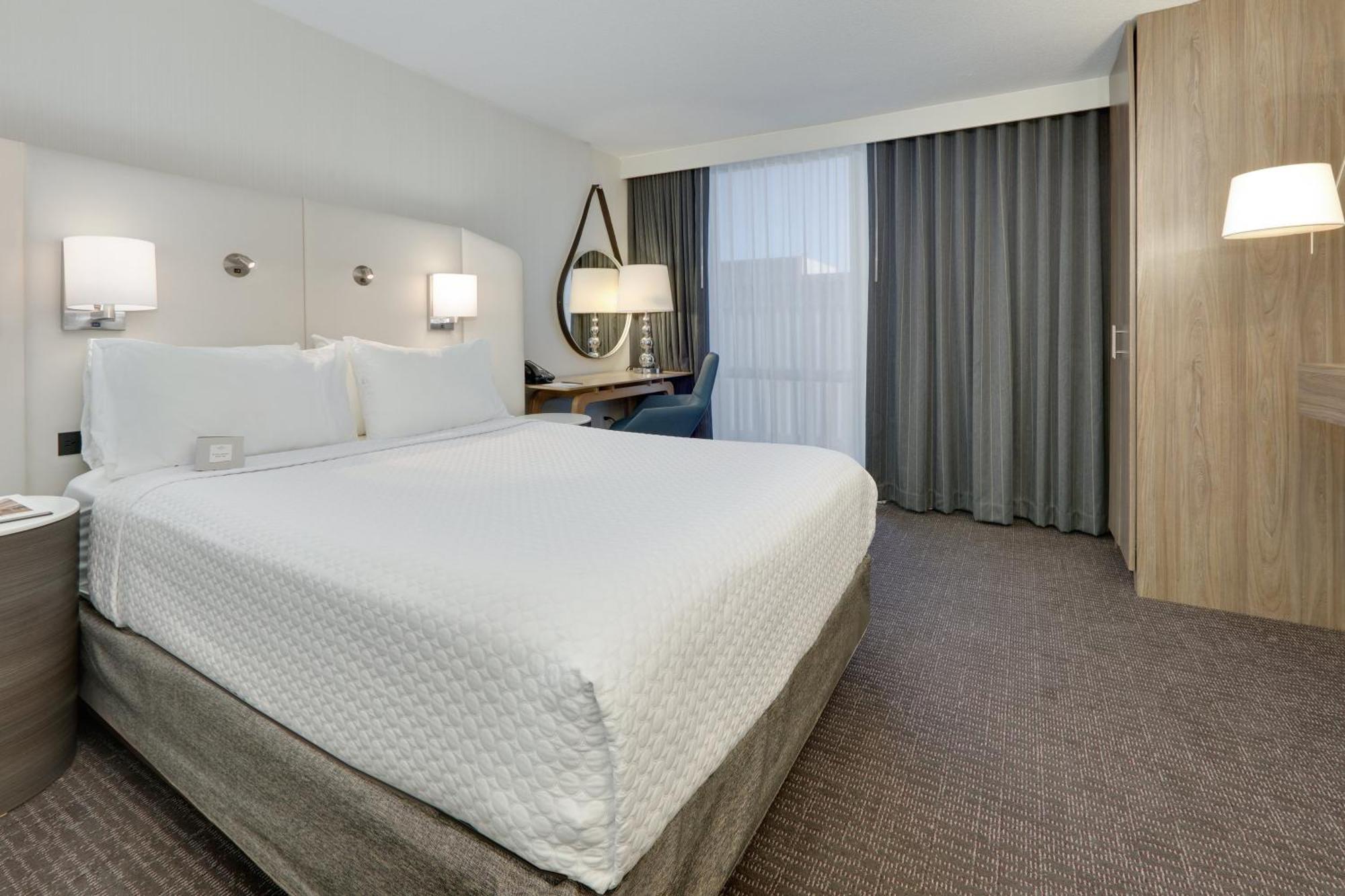 Habitación con cama grande y ducha a ras de suelo adaptada para personas con movilidad reducida - No fumadores