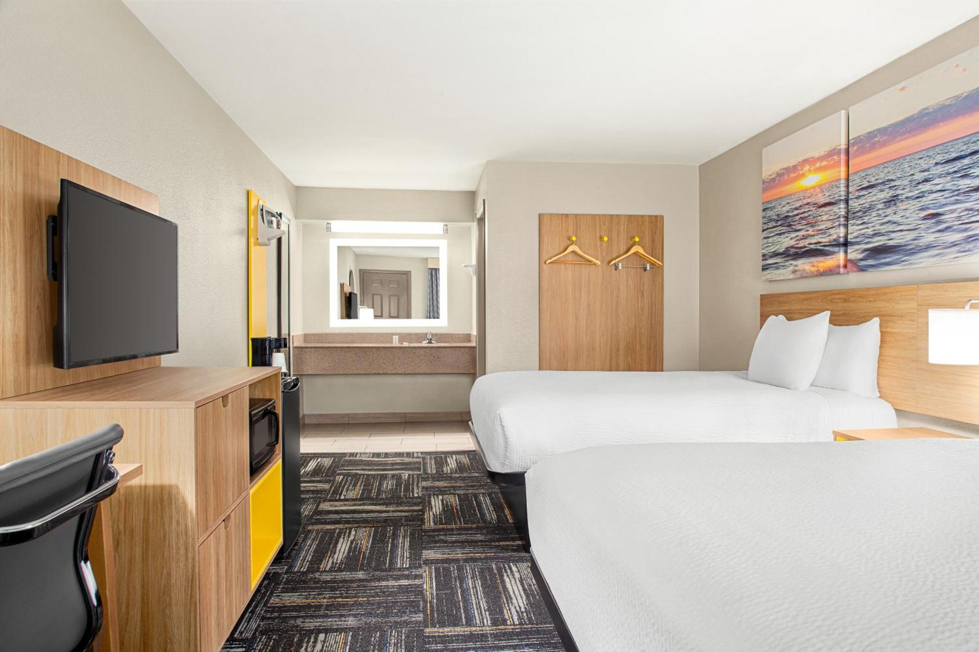 Queen Room with Two Queen Beds - Non-Smoking,1499062915:JPEG