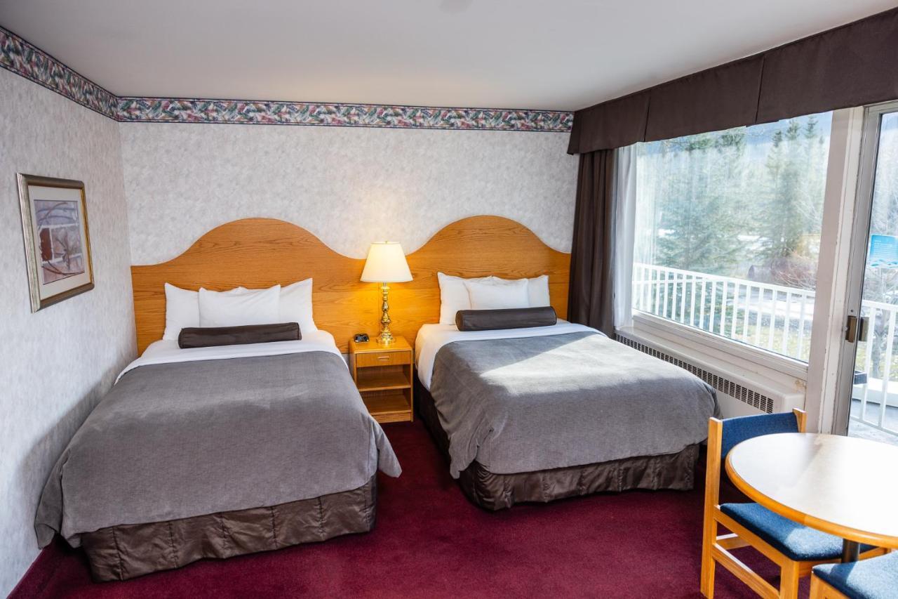 Zimmer mit 2 Doppelbetten mit Blick auf den Fluss