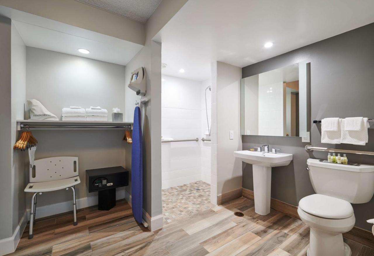 Quarto Duplo com 2 Camas de Casal e Chuveiro Acessível a Cadeirantes - Acessível para Hóspedes com Mobilidade Reduzida