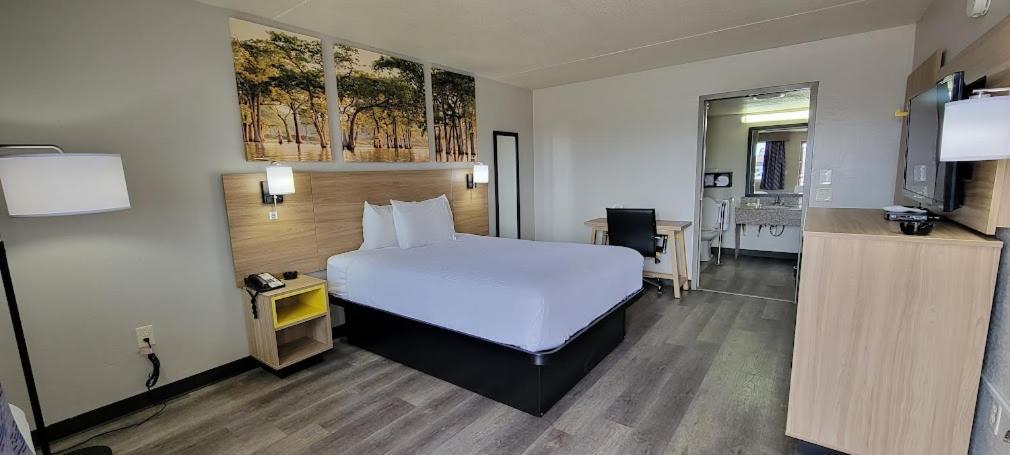 Queen Room - Disability Access/Non-Smoking
