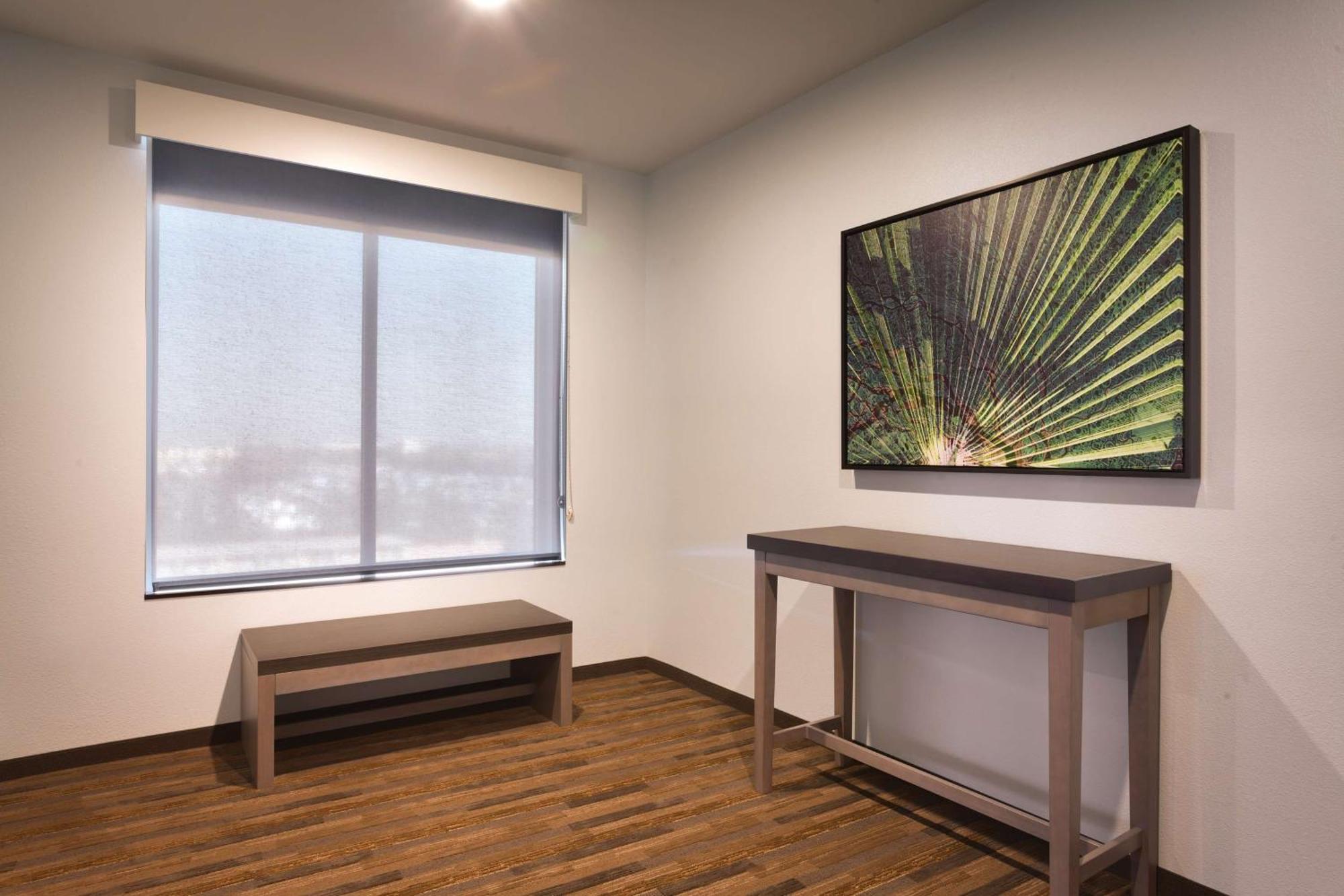 Specialty One-Bedroom Corner Suite with Two Queen Beds, Sofa Bed and Kitchen,1501073218:JPEG