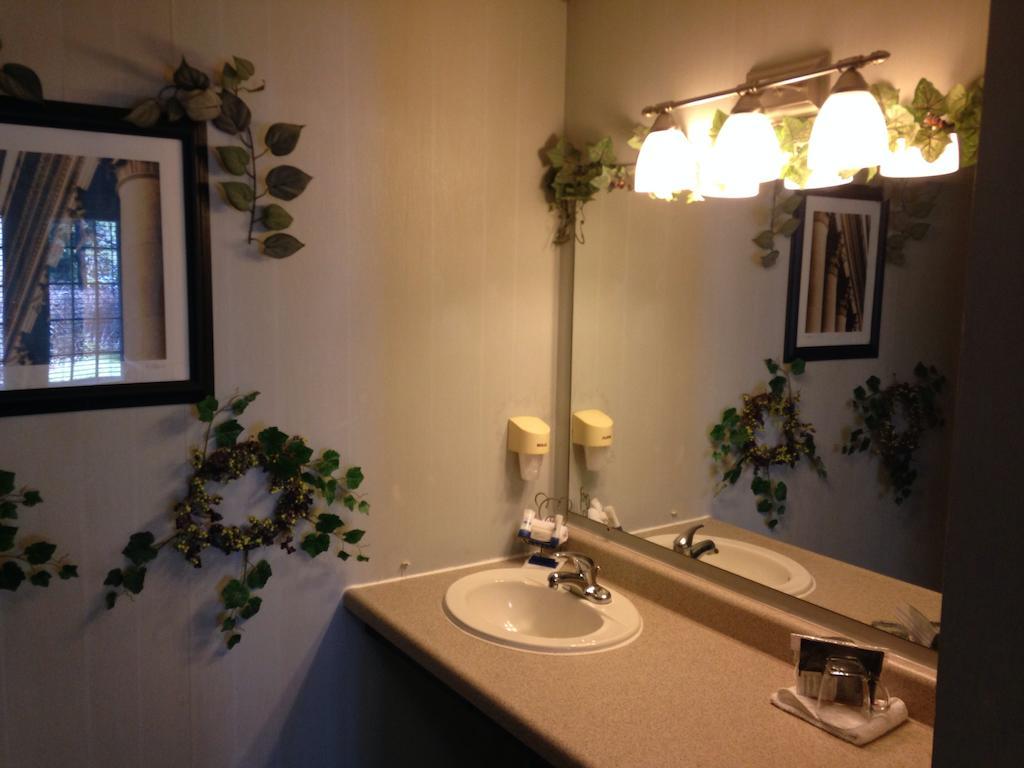 Queen Suite with Spa Bath