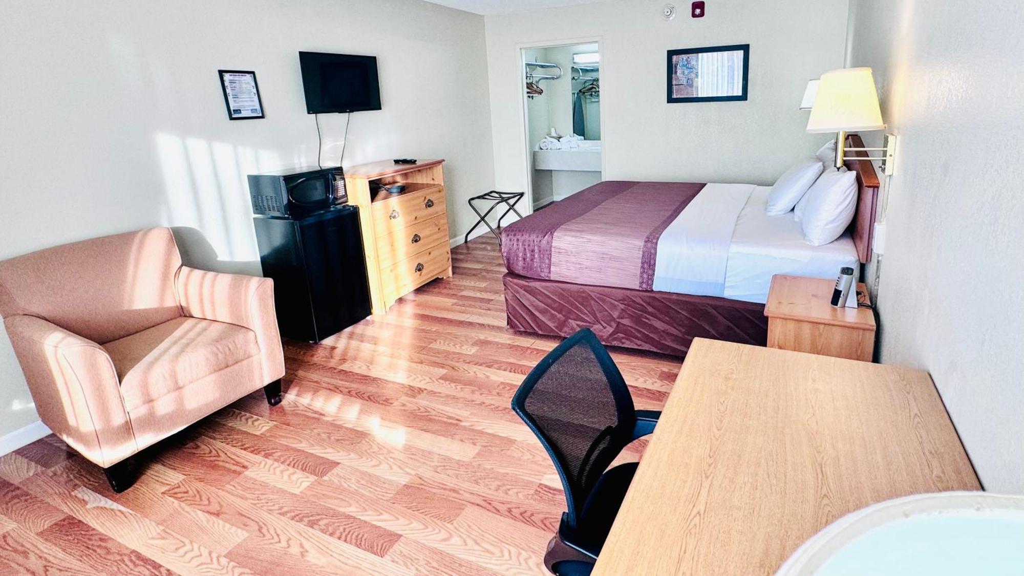 Deluxe King Room - Non-Smoking,1705755346:JPEG