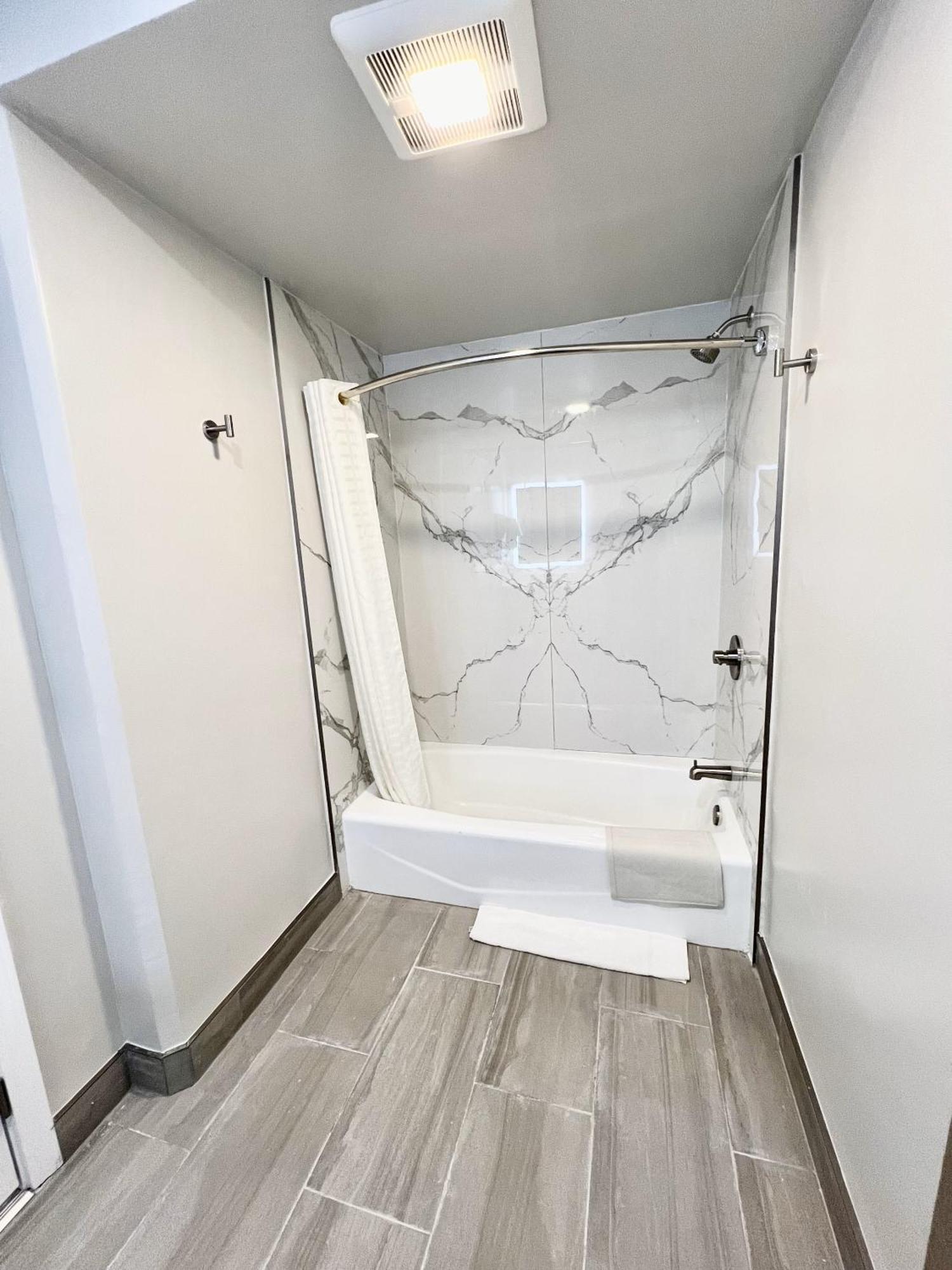 Deluxe King Room - Non-Smoking,1525068280:JPEG