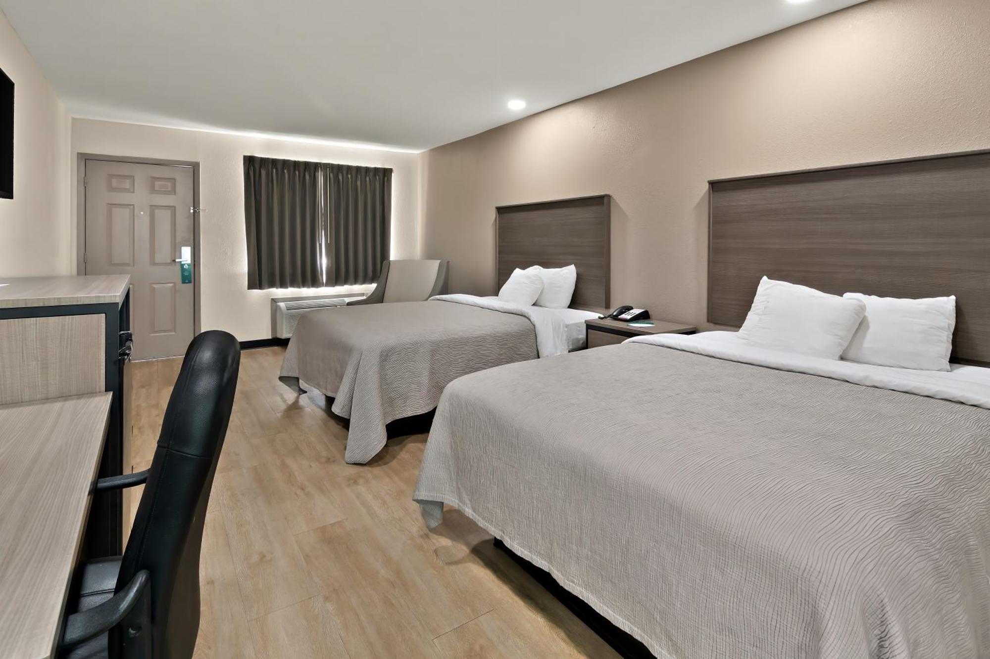 Quadruple Room Two Queen Beds Disability Access or Non Smoking or Ground floor,1531673509:JPEG